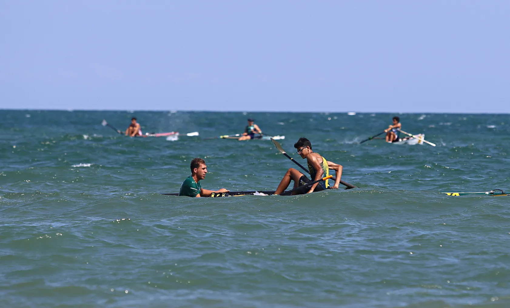 Deniz küreği şampiyonasında sporcular dalgalarla mücadele etti