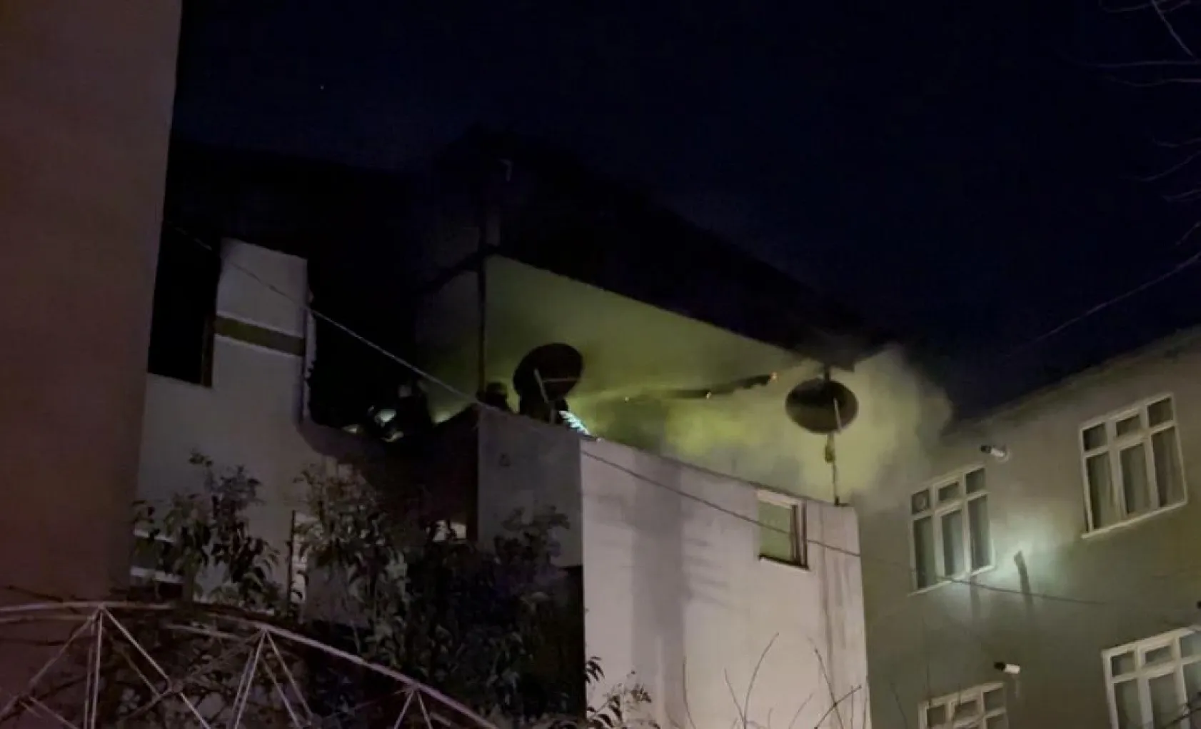 Samsun'da Korku Dolu Dakikalar: 4 Katlı Binanın Çatısı Alev Alev Yandı!