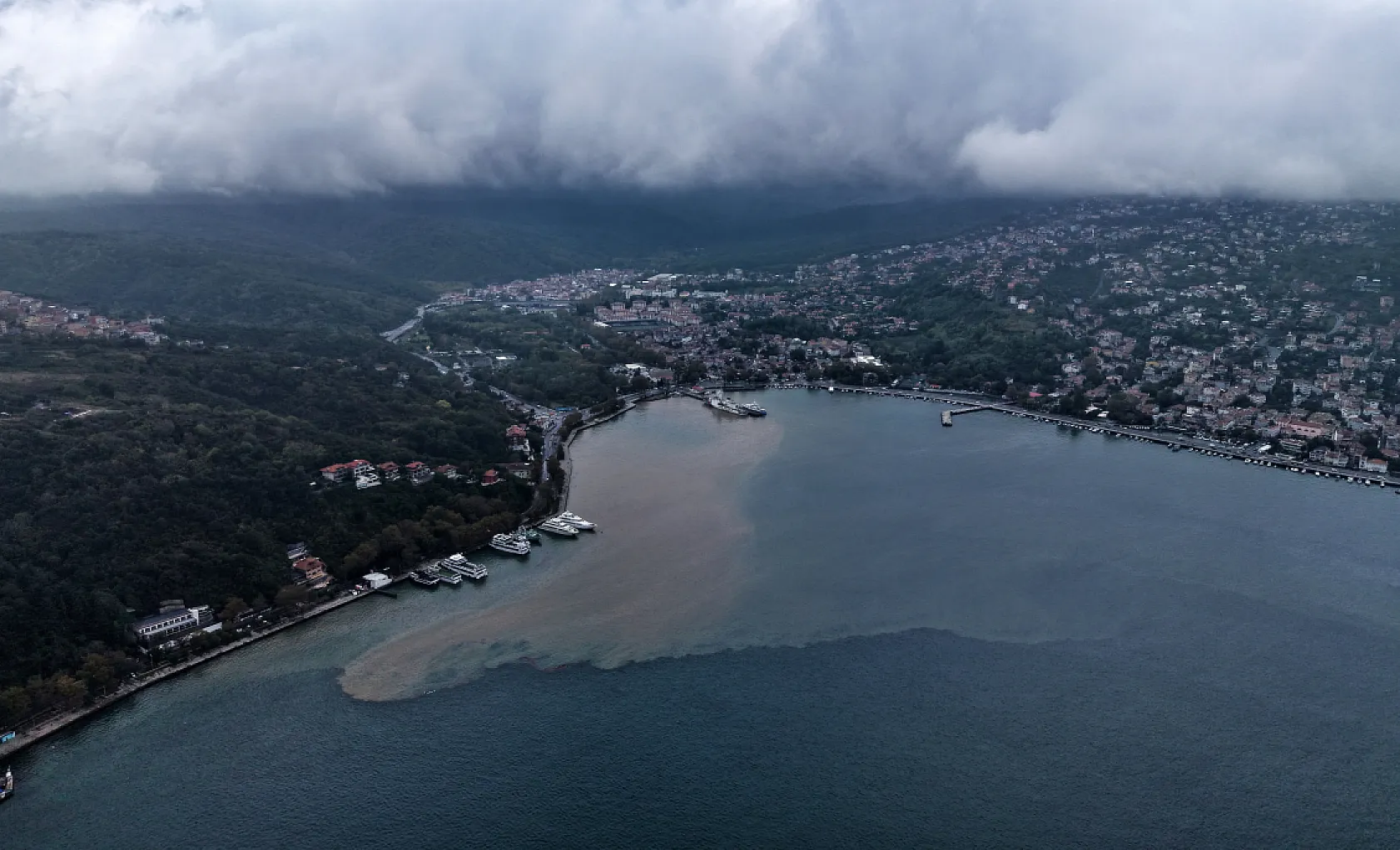 Sağanak sonrası İstanbul Boğazı'nın rengi değişti