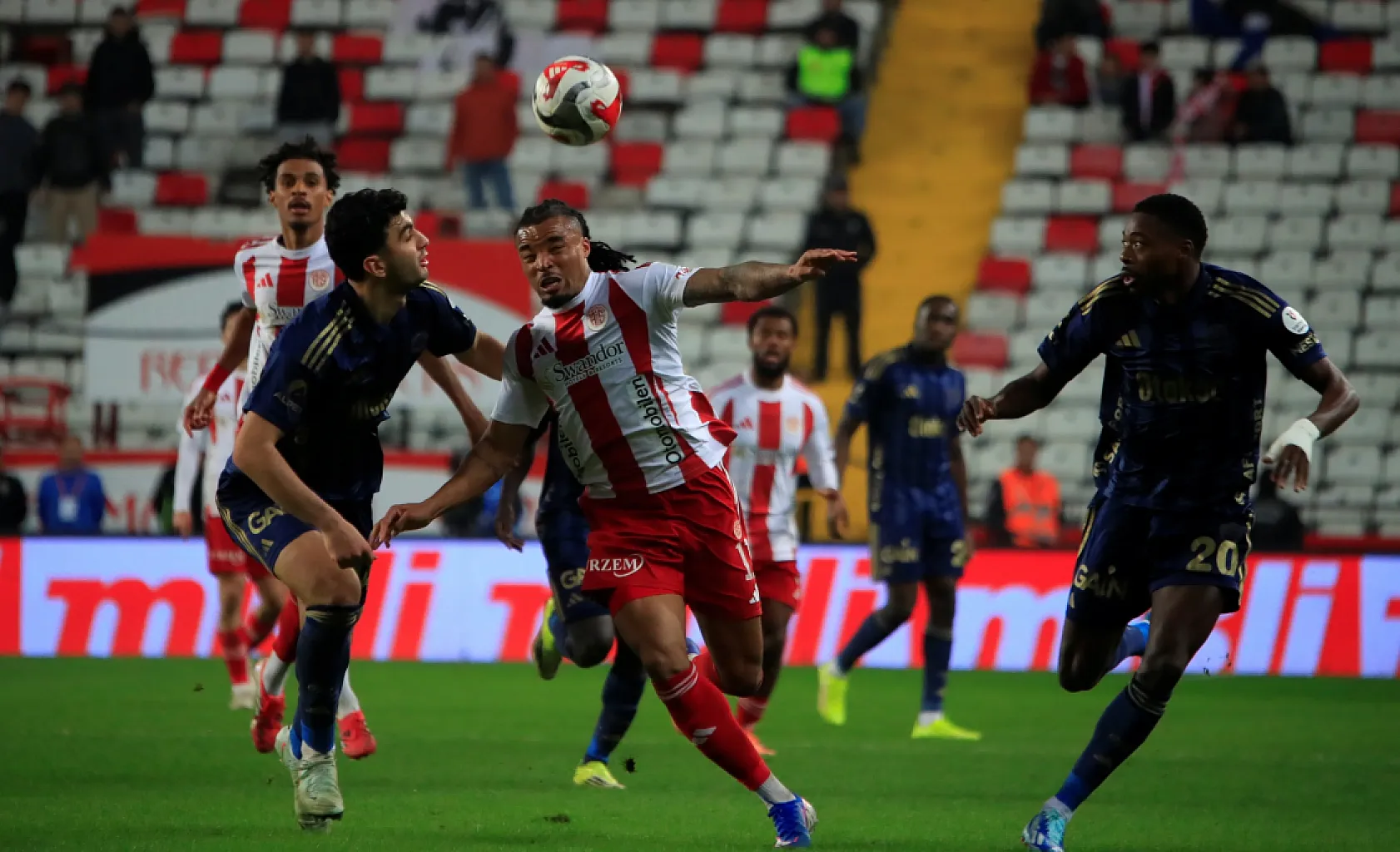 Fenerbahçe zirve yarışından kopuyor! Antalyaspor : 2 - Fenerbahçe : 2