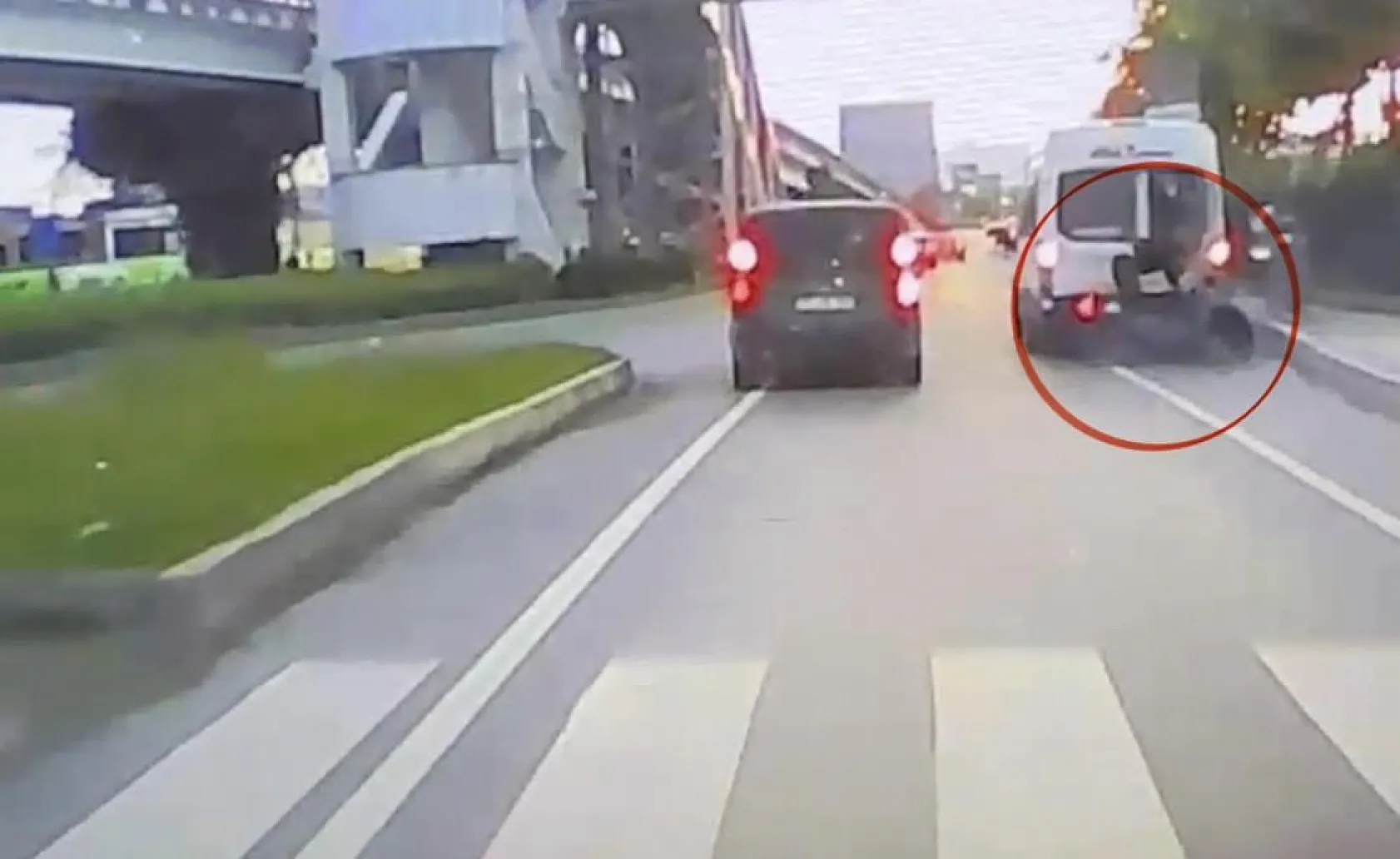 Samsun'da motosiklet park halindeki minibüse çarptı