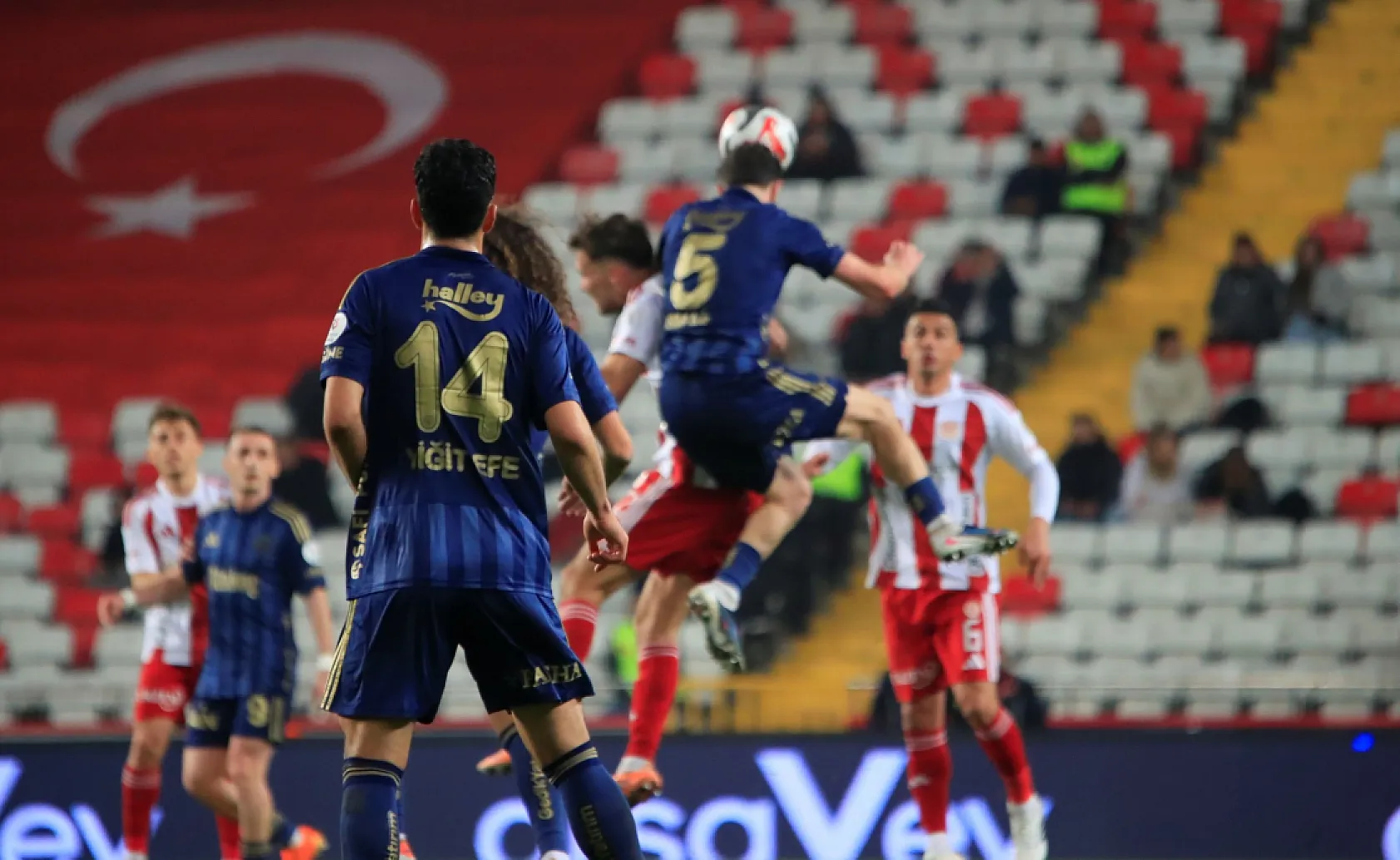 Fenerbahçe zirve yarışından kopuyor! Antalyaspor : 2 - Fenerbahçe : 2
