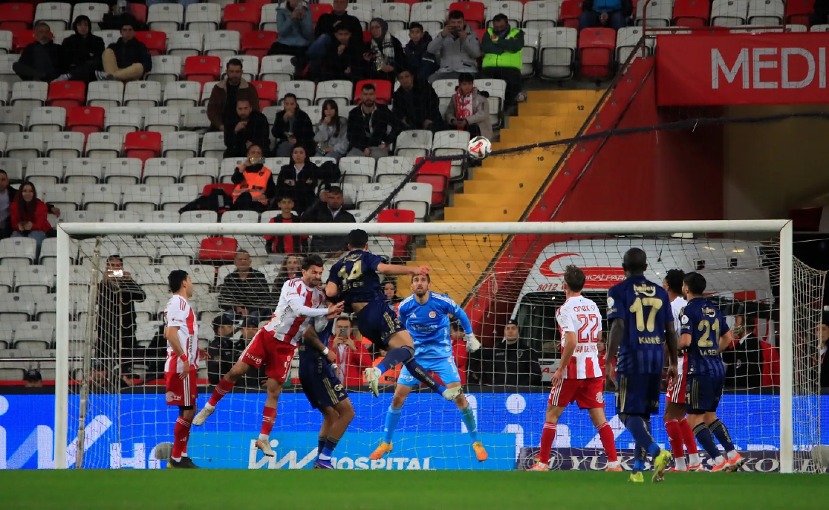 Fenerbahçe zirve yarışından kopuyor! Antalyaspor : 2 - Fenerbahçe : 2