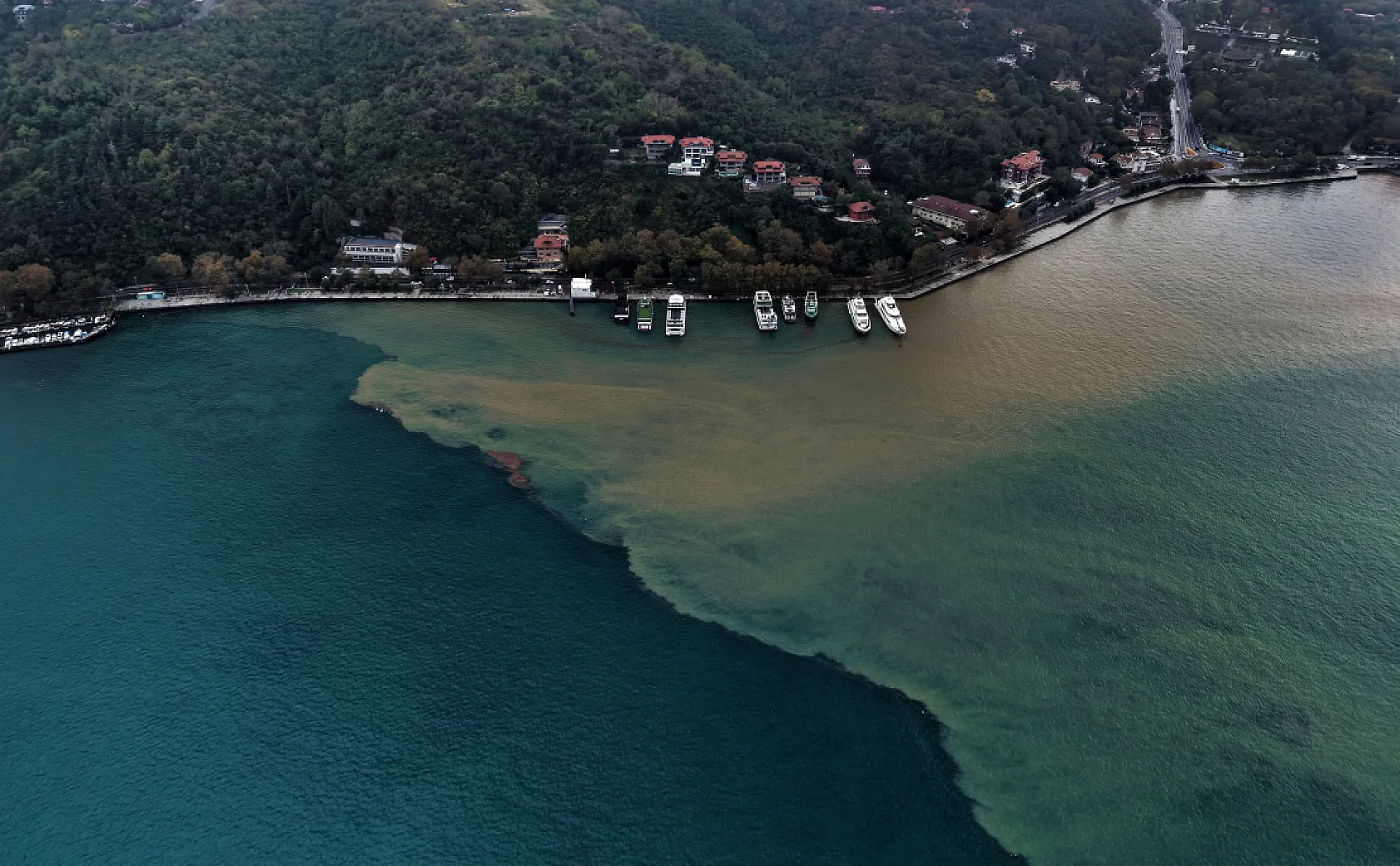 Sağanak sonrası İstanbul Boğazı'nın rengi değişti