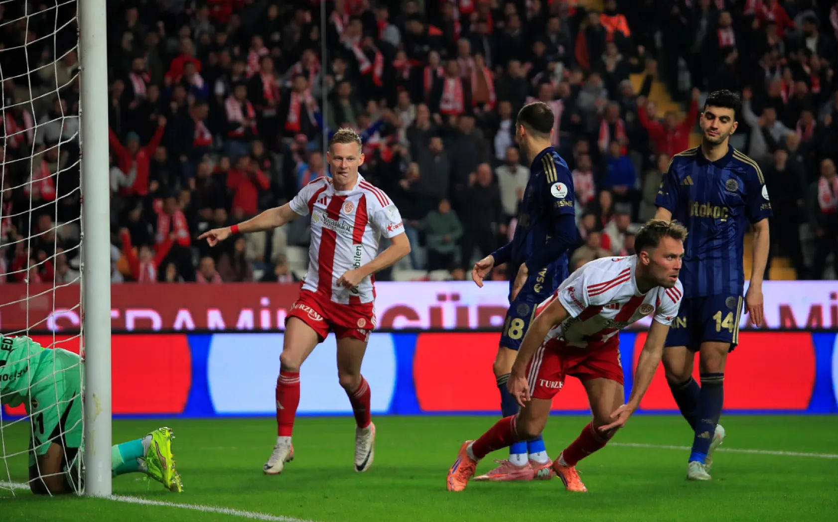 Fenerbahçe zirve yarışından kopuyor! Antalyaspor : 2 - Fenerbahçe : 2