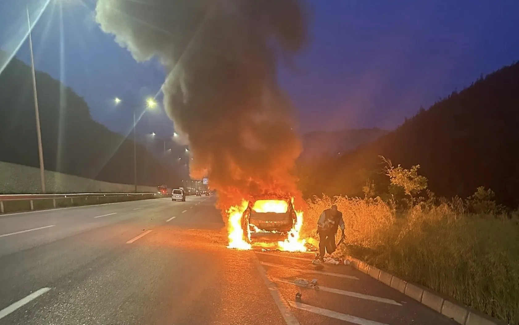 Bayram Yolunda Kâbus: Alevlere Teslim Olan Araçta Canlarını Son Anda Kurtardılar