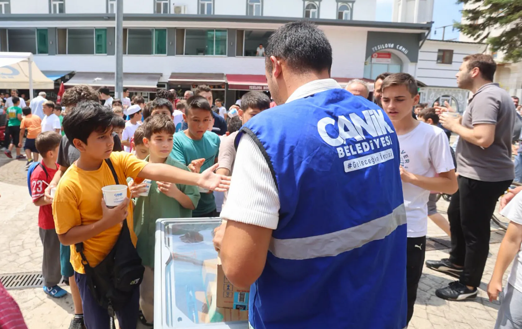 Canik Belediyesi'nden Gençlere Dondurma İkramı