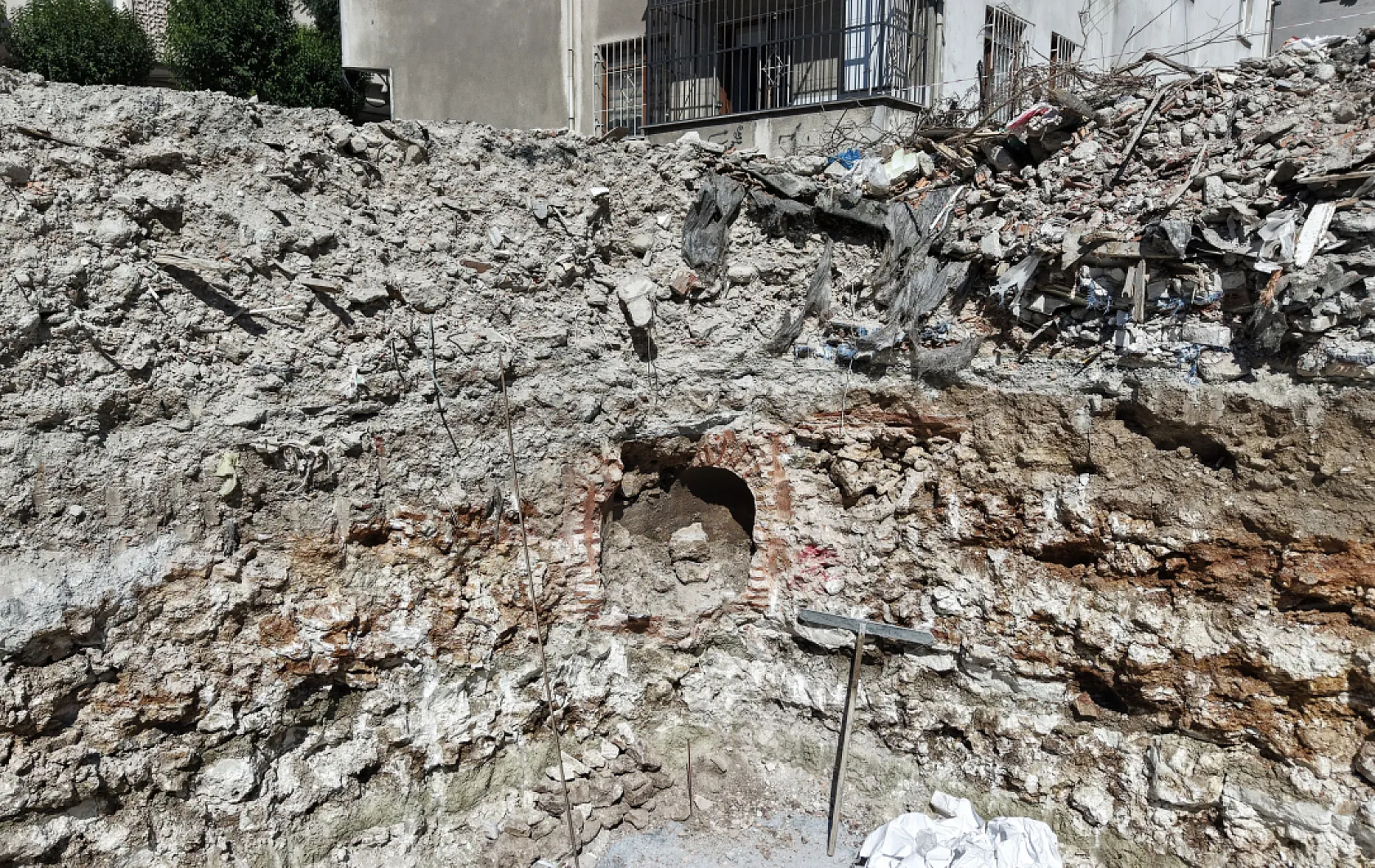 Bahçelievler'de temel kazısında tarihi bulgu şüphesi