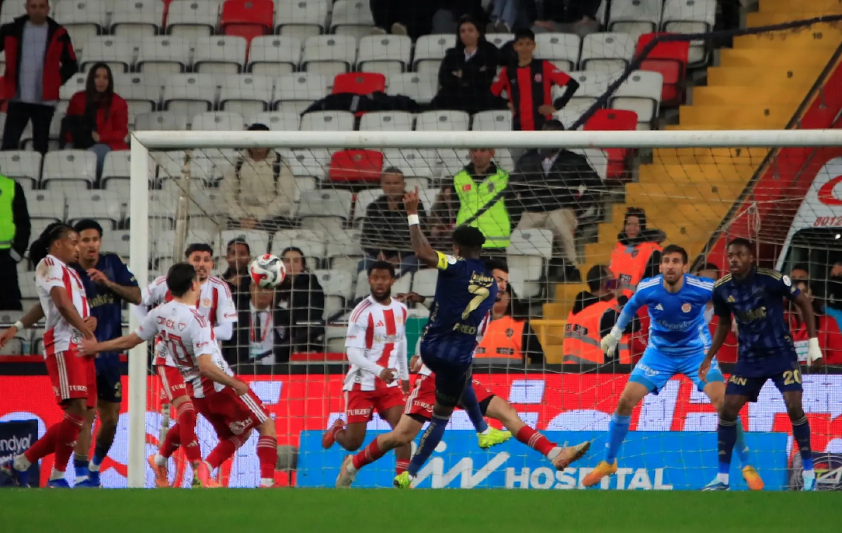 Fenerbahçe zirve yarışından kopuyor! Antalyaspor : 2 - Fenerbahçe : 2