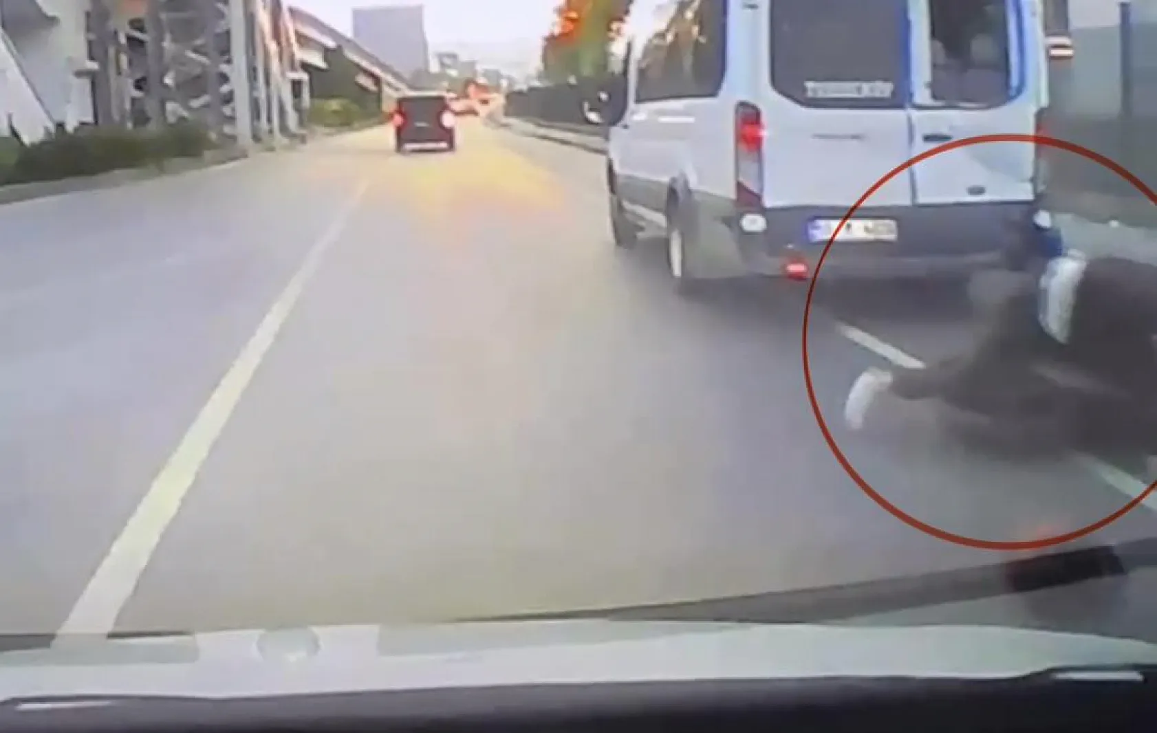 Samsun'da motosiklet park halindeki minibüse çarptı