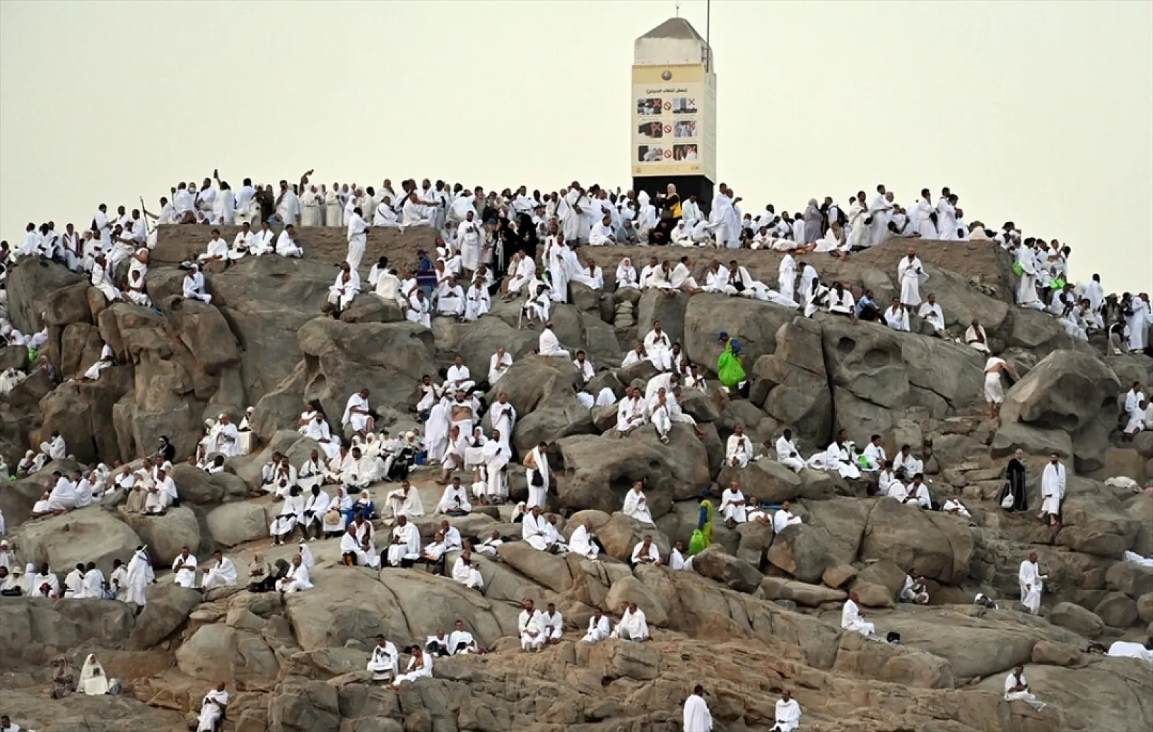 Hacı adayları Arafat'ta vakfe için toplandı