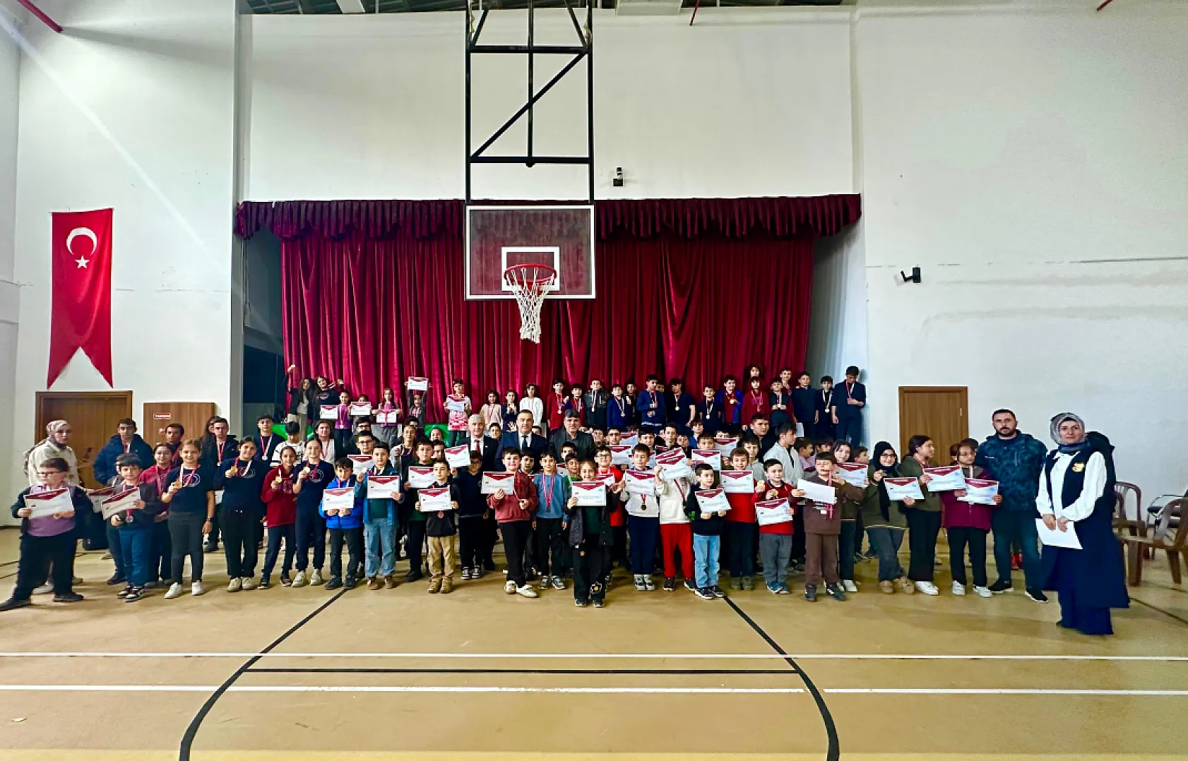Çarşamba'da satranç heyecanı: 180 öğrenci kıyasıya yarıştı