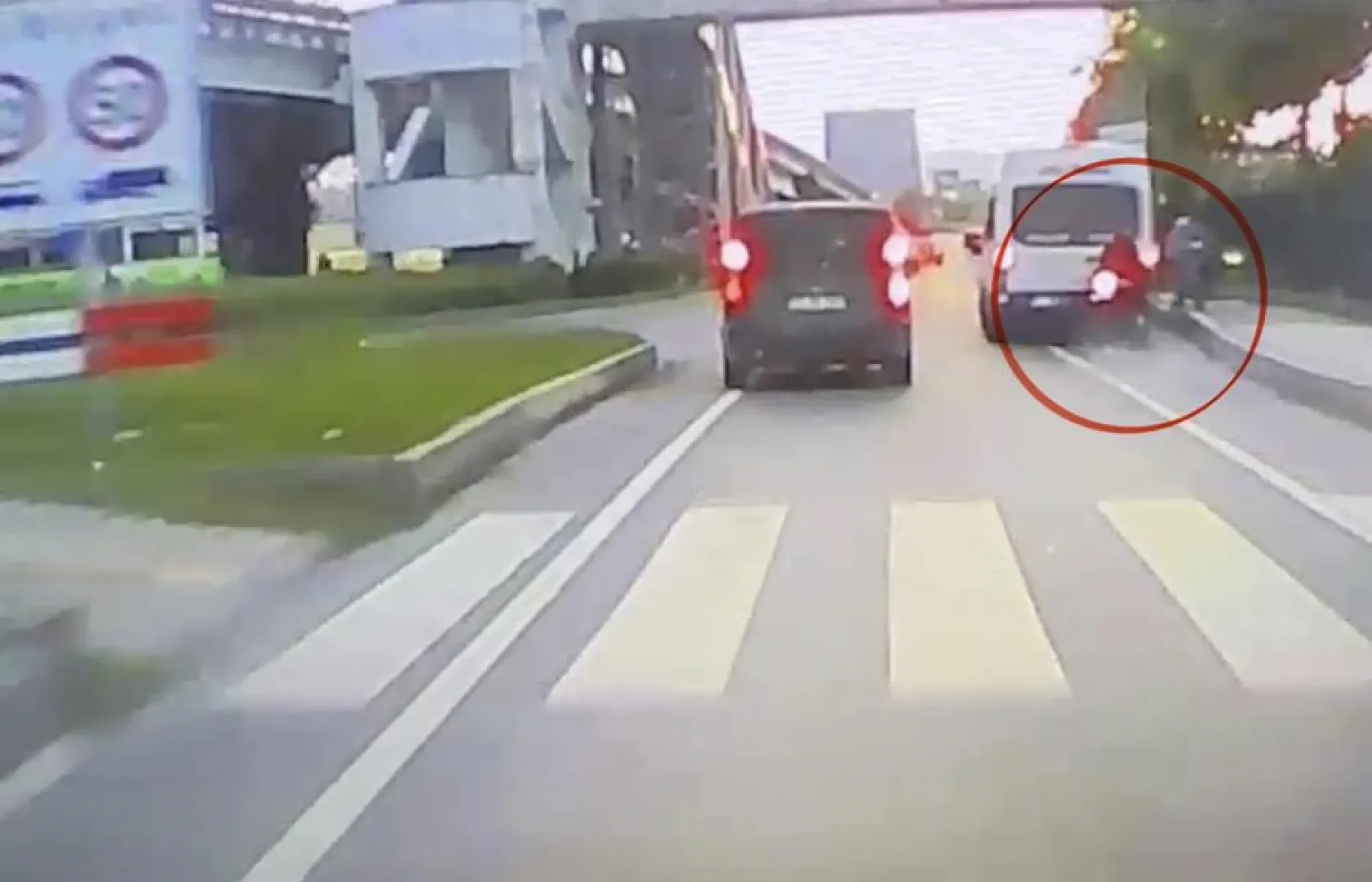Samsun'da motosiklet park halindeki minibüse çarptı