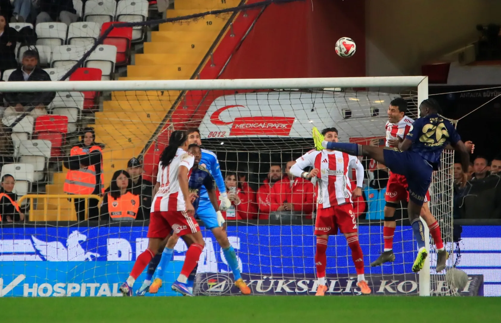 Fenerbahçe zirve yarışından kopuyor! Antalyaspor : 2 - Fenerbahçe : 2