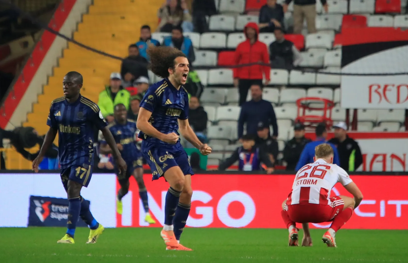 Fenerbahçe zirve yarışından kopuyor! Antalyaspor : 2 - Fenerbahçe : 2