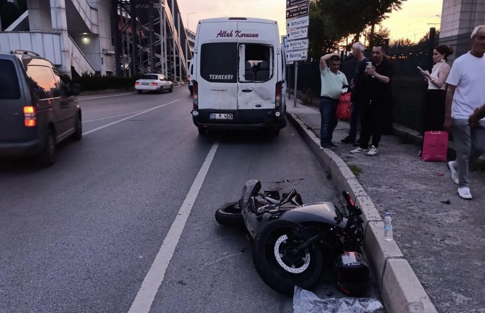 Samsun'da motosiklet park halindeki minibüse çarptı