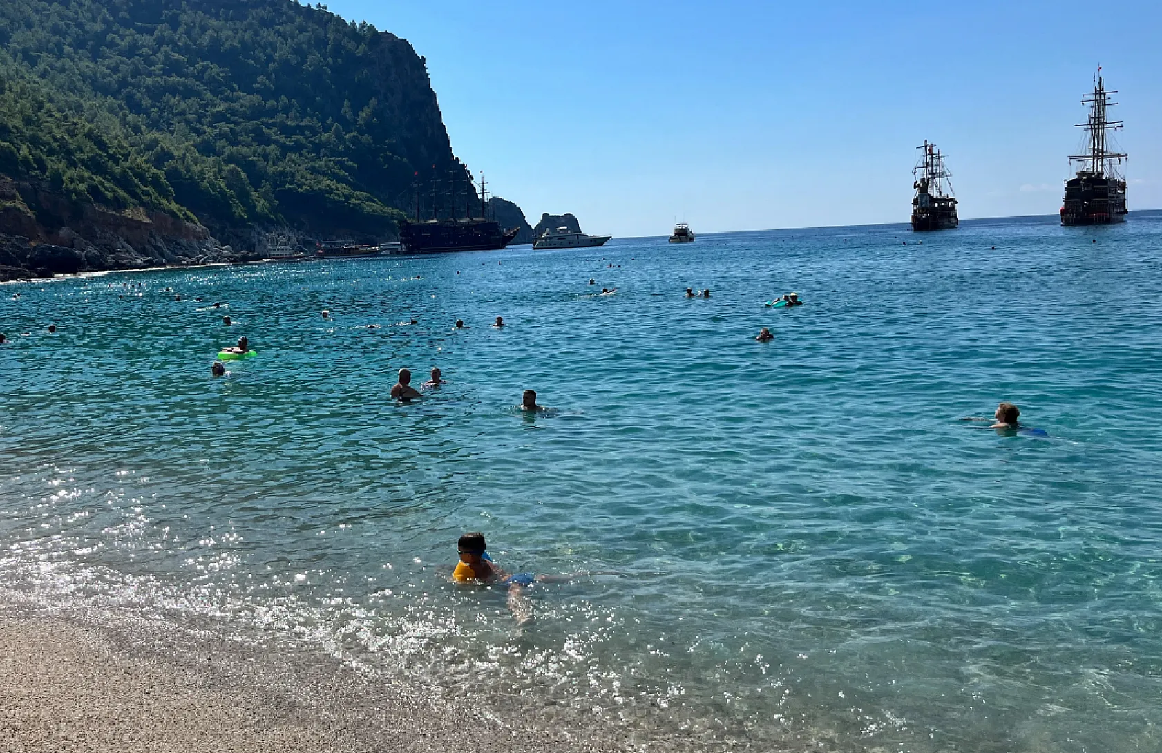 Alanya'da ekim ayında yazdan kalma günler: Kleopatra Plajı turistlerle doldu