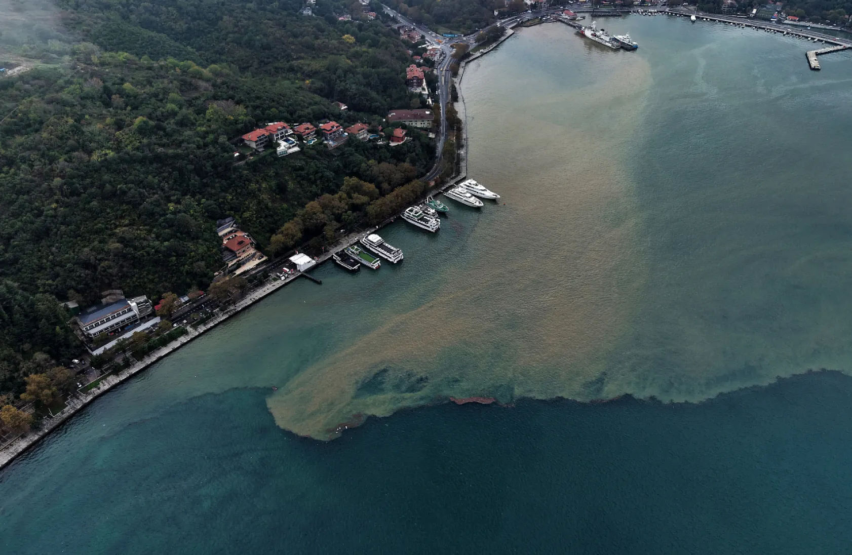 Sağanak sonrası İstanbul Boğazı'nın rengi değişti