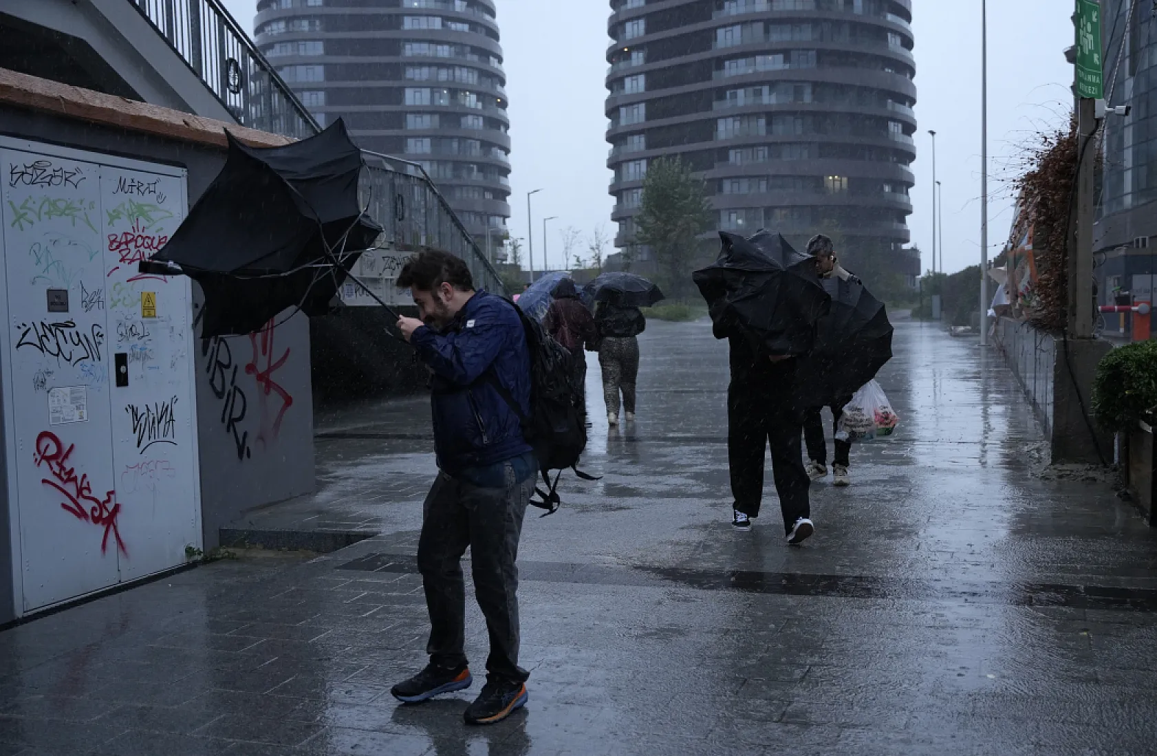 İstanbul'da fırtına vatandaşlara zor anlar yaşattı