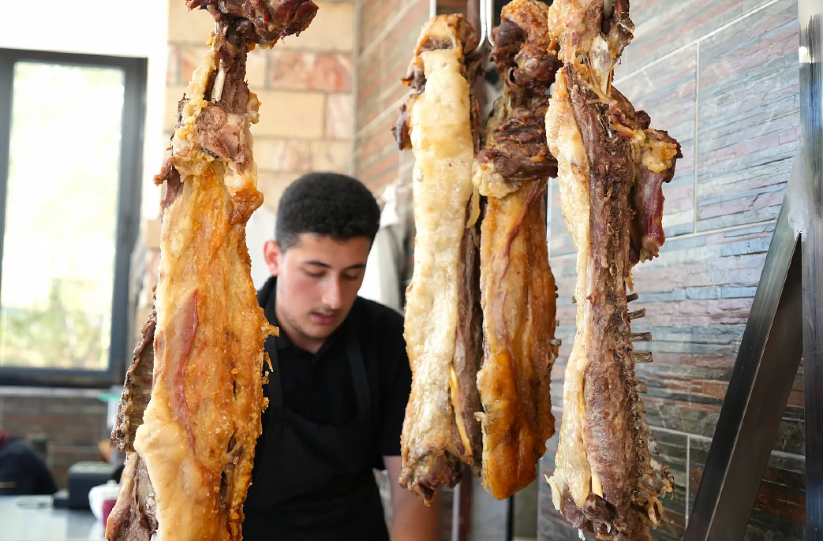Muş'ta büryan tandırda lezzete dönüşüyor
