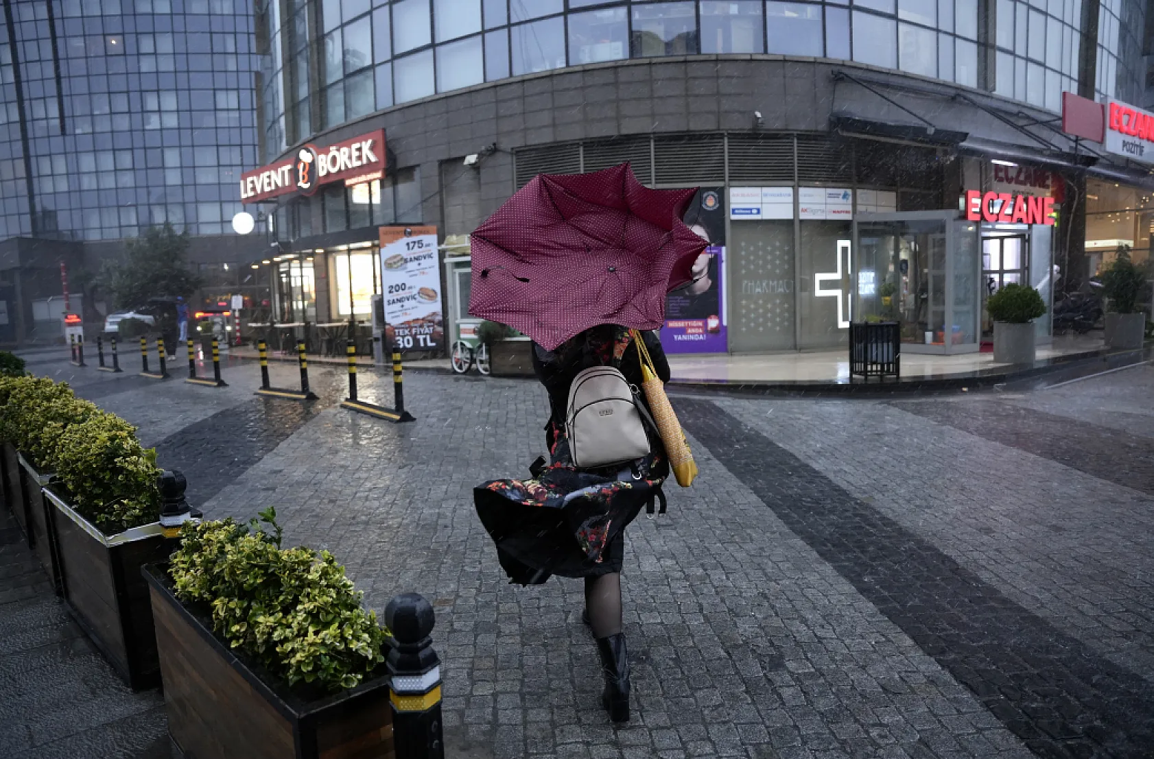 İstanbul'da fırtına vatandaşlara zor anlar yaşattı