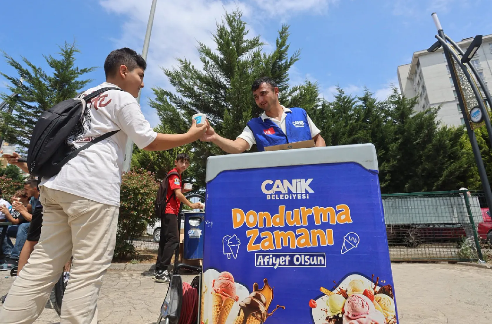 Canik Belediyesi'nden Gençlere Dondurma İkramı