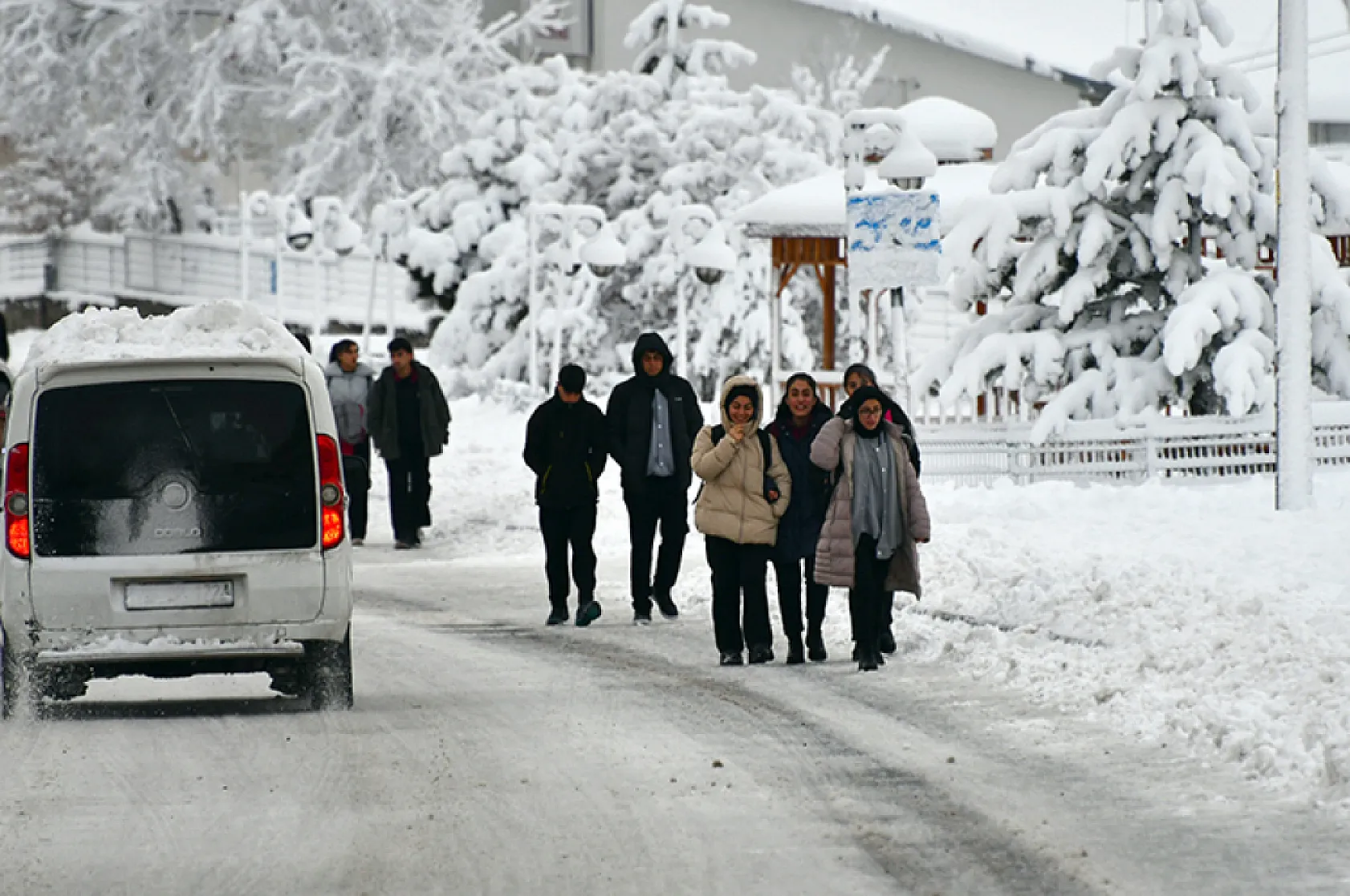 Yurdun bazı kesimlerinde kar yağışı ve soğuk hava etkili oluyor