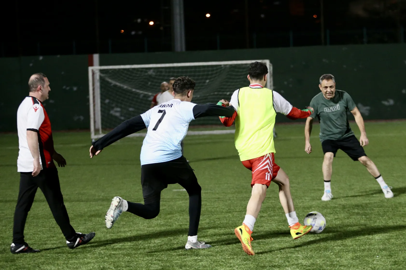 Denetimli serbestlik personeli çocuklarla halı sahada buluştu