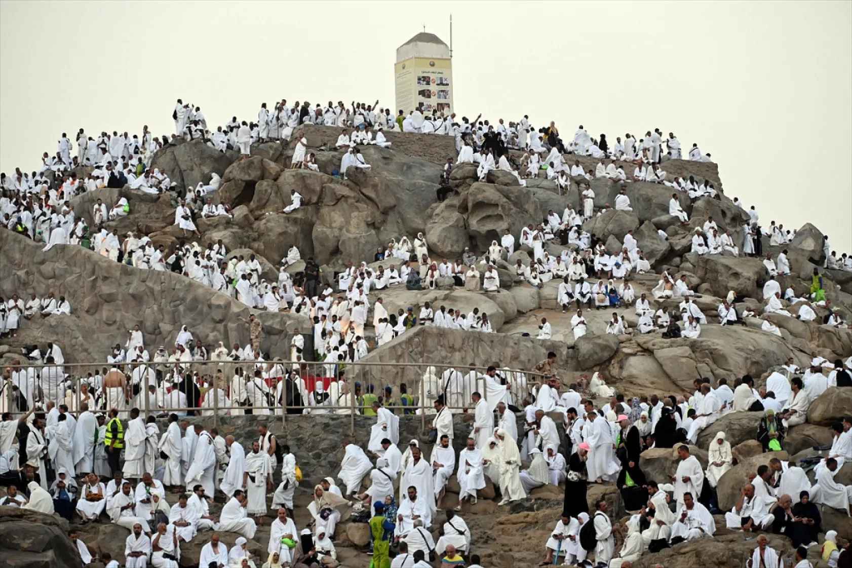 Hacı adayları Arafat'ta vakfe için toplandı