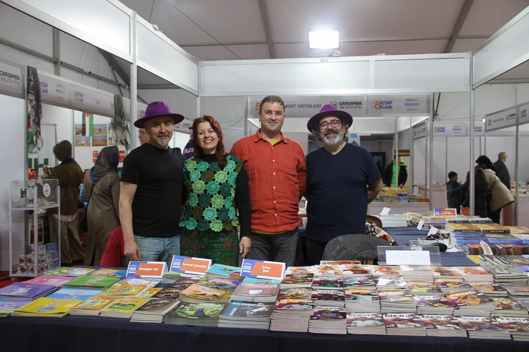 Kitap Fuarı'nda mor şapkalarla farkındalık rüzgârı