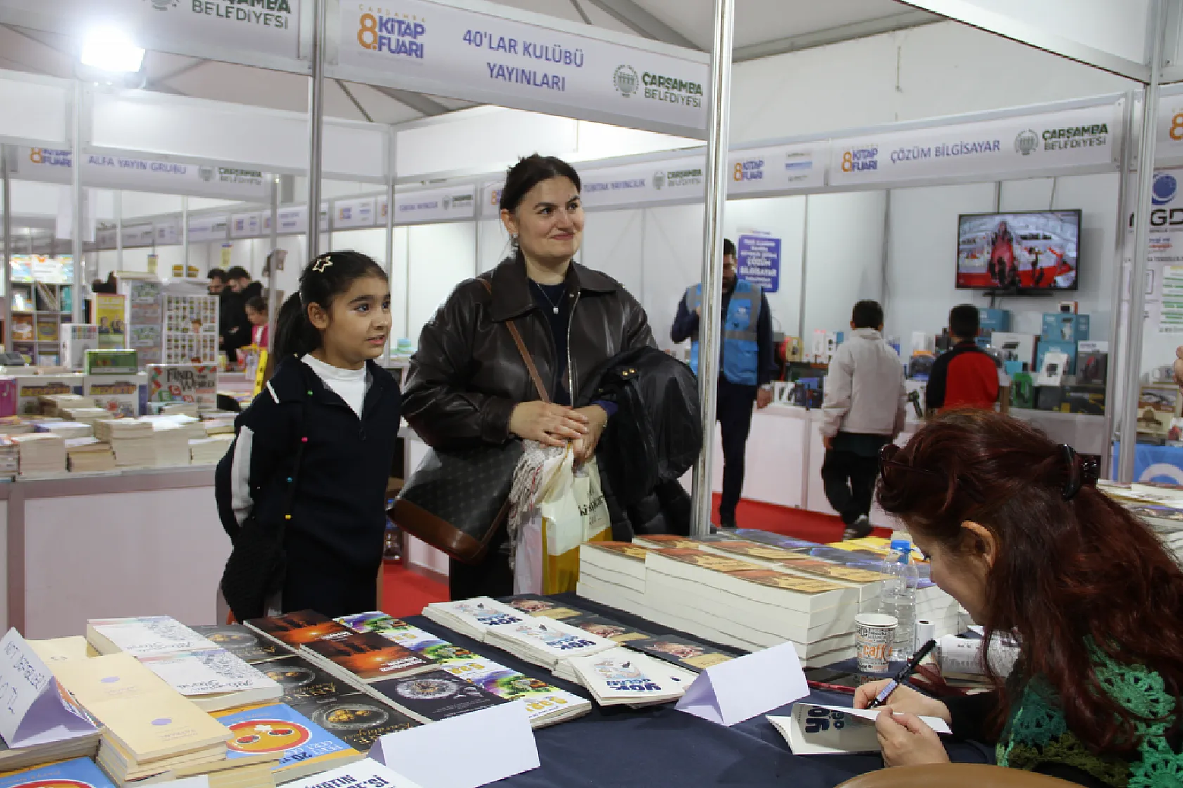 Kitap Fuarı'nda mor şapkalarla farkındalık rüzgârı