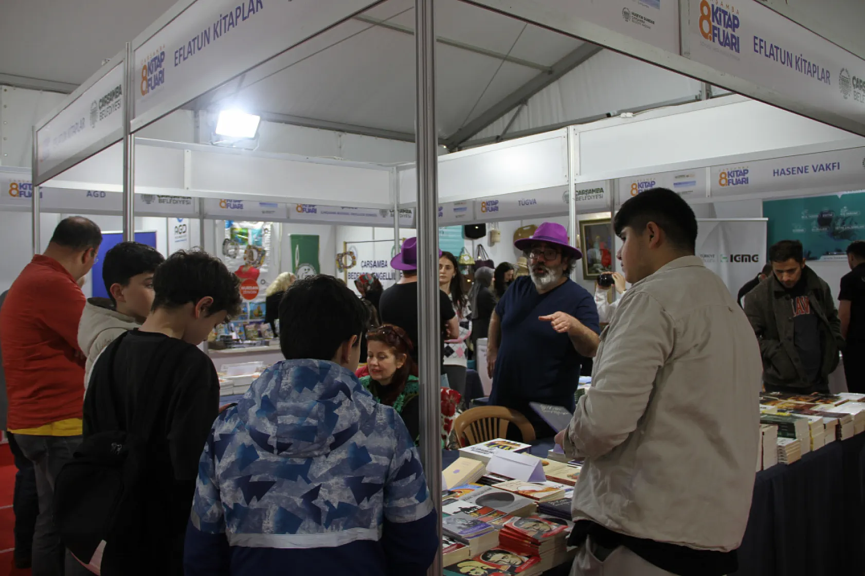Kitap Fuarı'nda mor şapkalarla farkındalık rüzgârı
