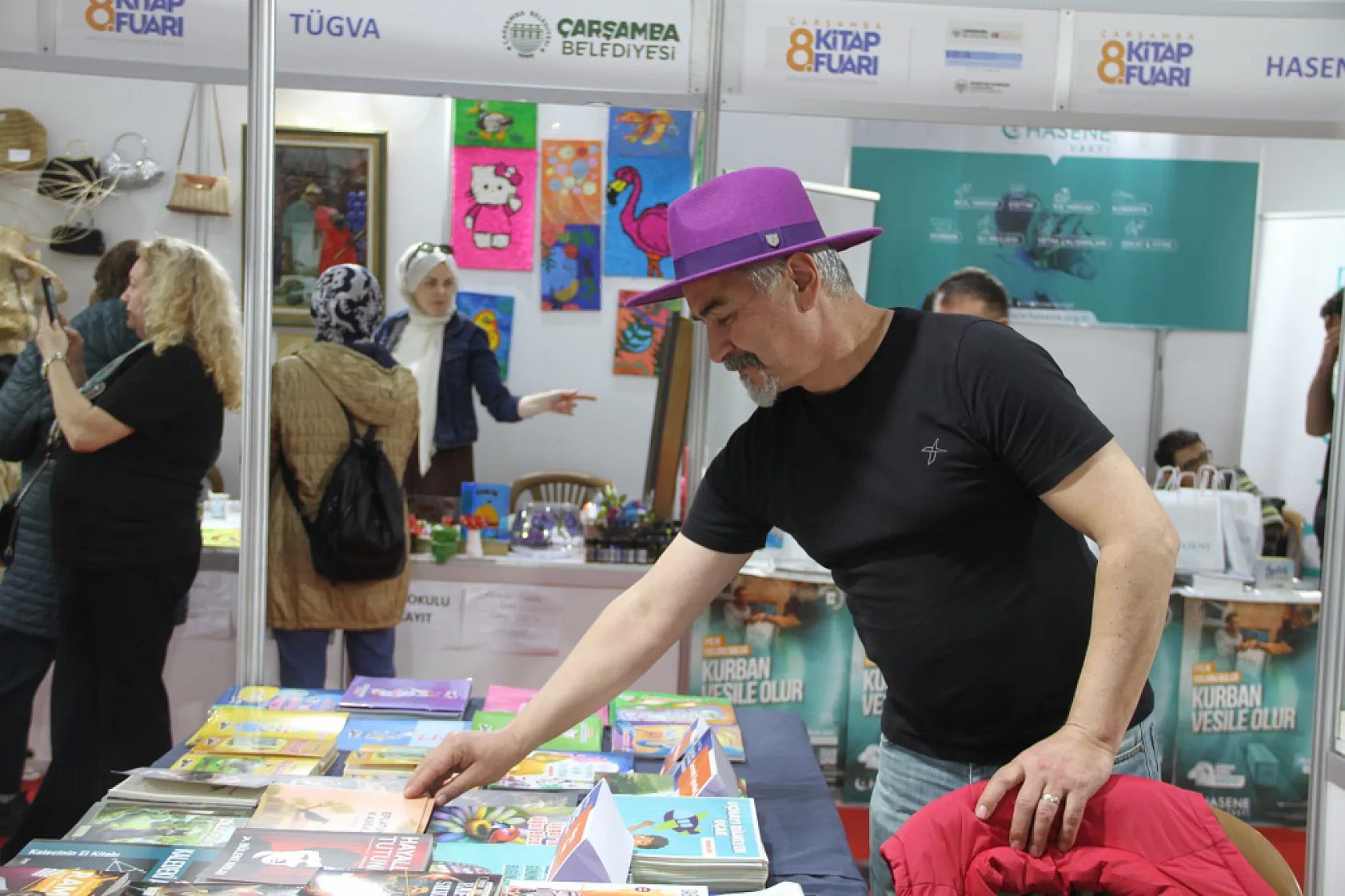 Kitap Fuarı'nda mor şapkalarla farkındalık rüzgârı