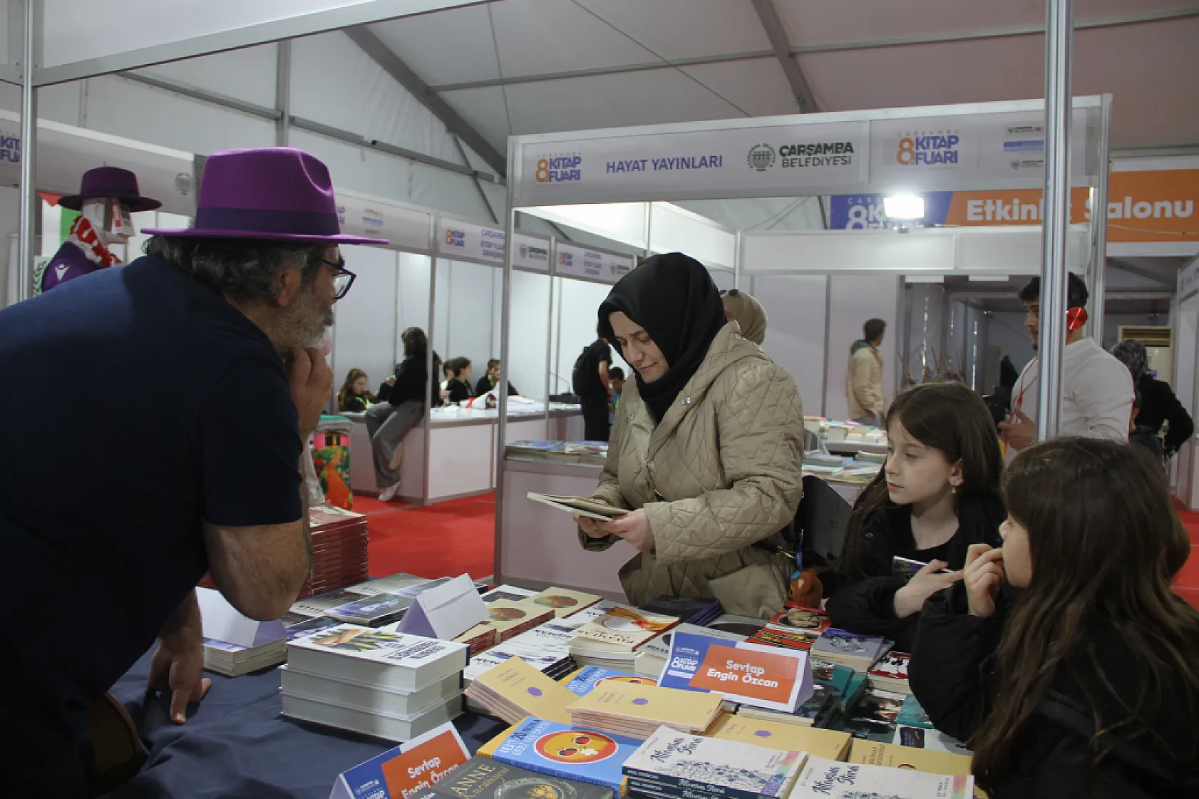 Kitap Fuarı'nda mor şapkalarla farkındalık rüzgârı