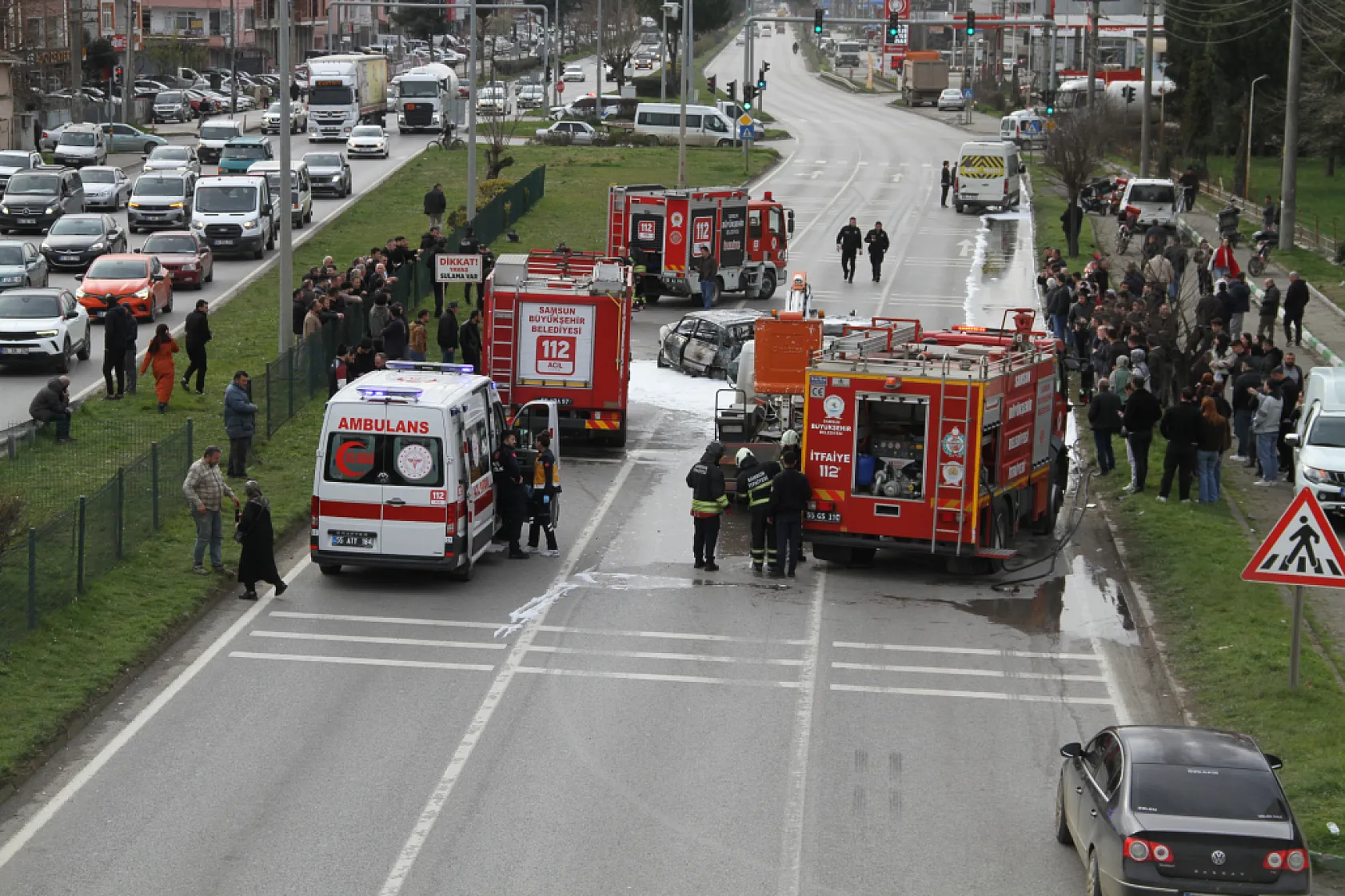 Çarşamba'da 6 araçlı zincirleme kaza: 3 araç yandı, 4 yaralı