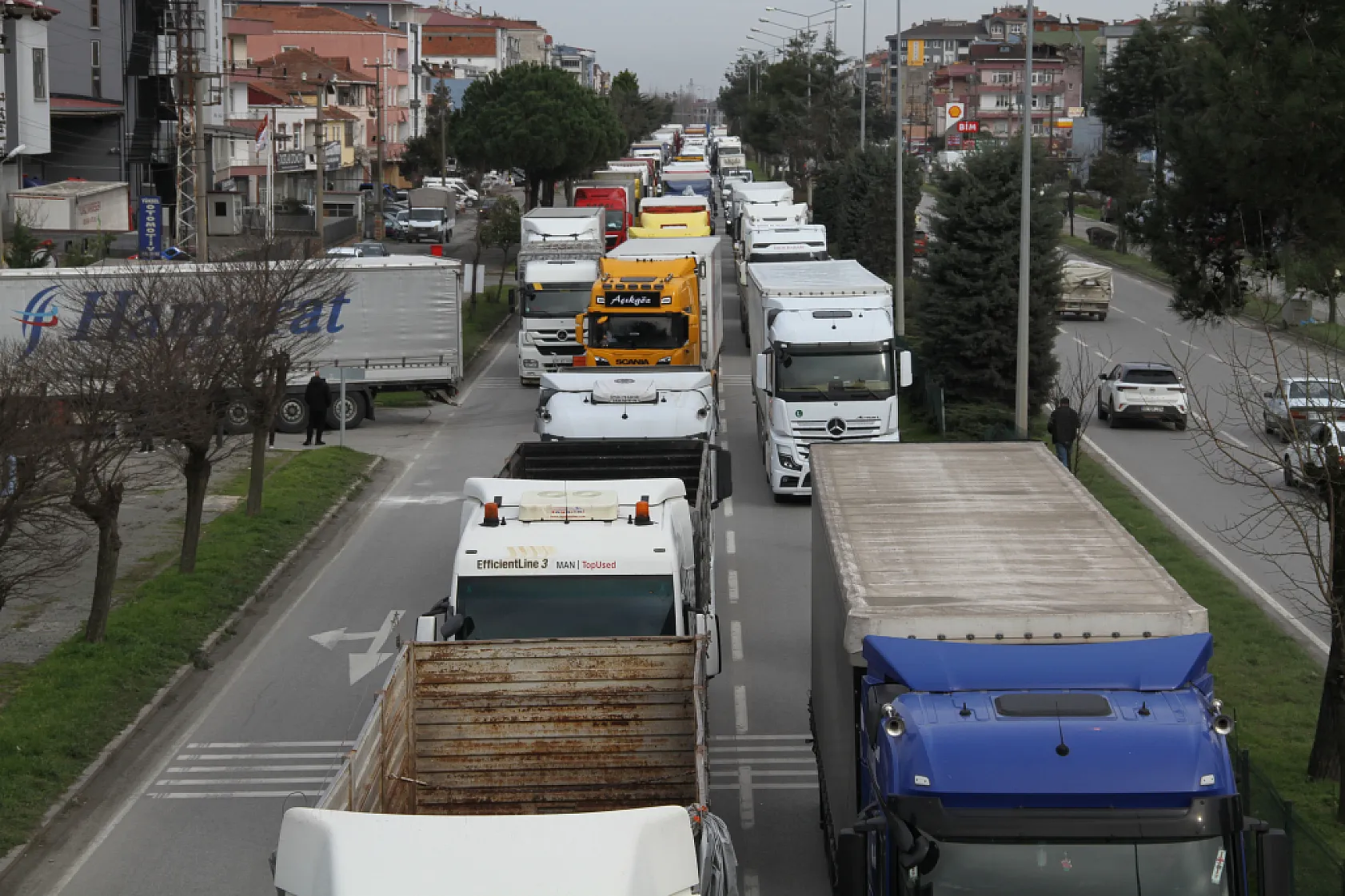 Çarşamba'da 6 araçlı zincirleme kaza: 3 araç yandı, 4 yaralı