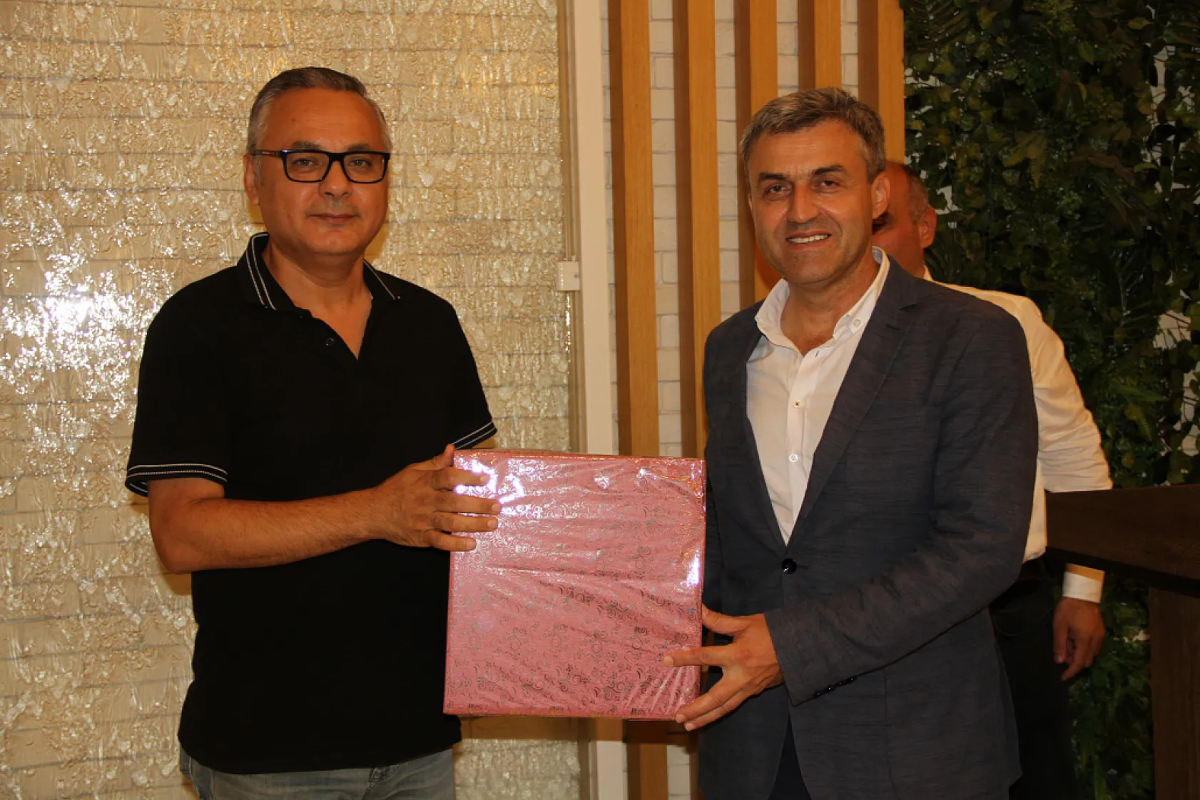 Müdür Barik ve Komiser Aydın'a veda yemeği