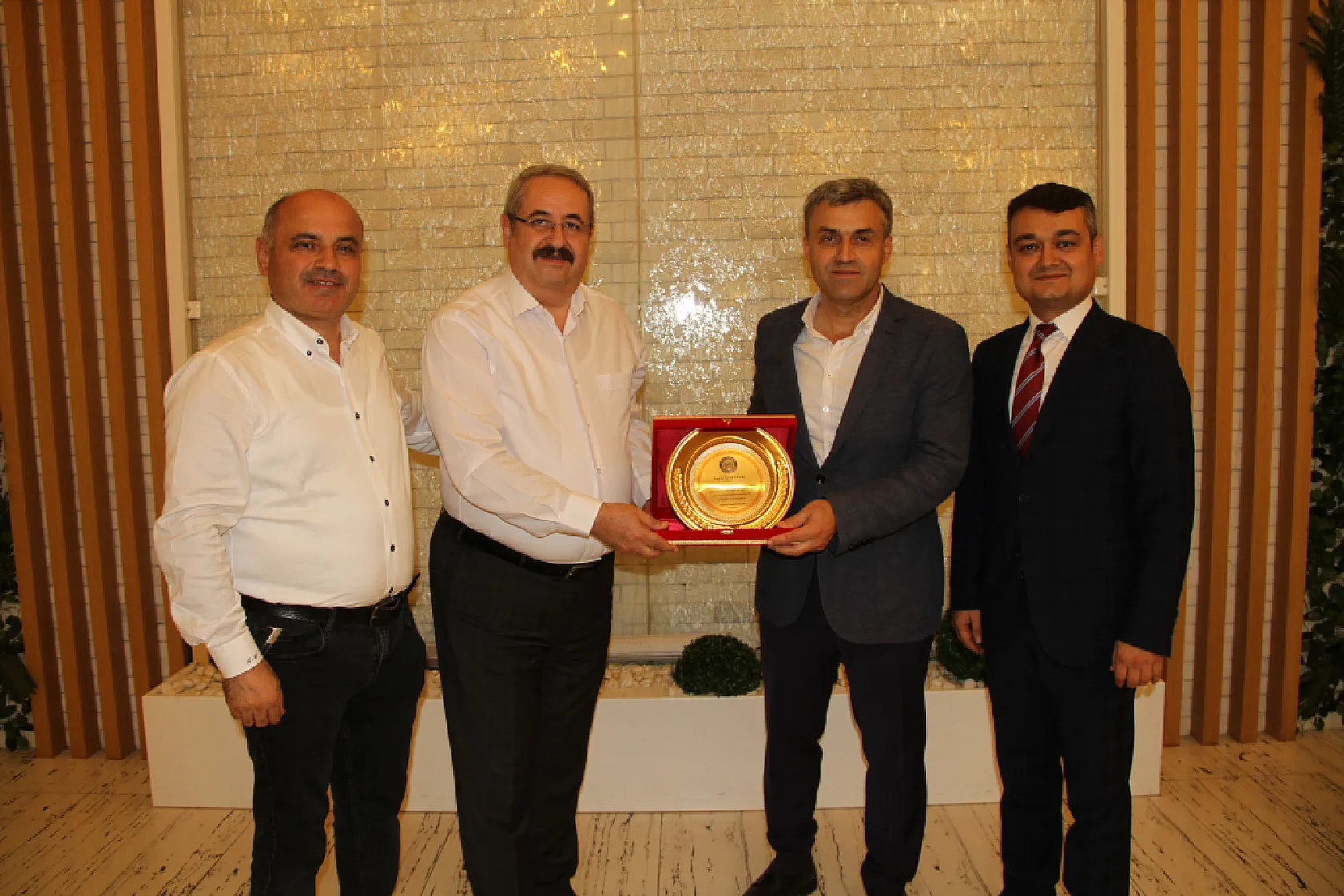 Müdür Barik ve Komiser Aydın'a veda yemeği