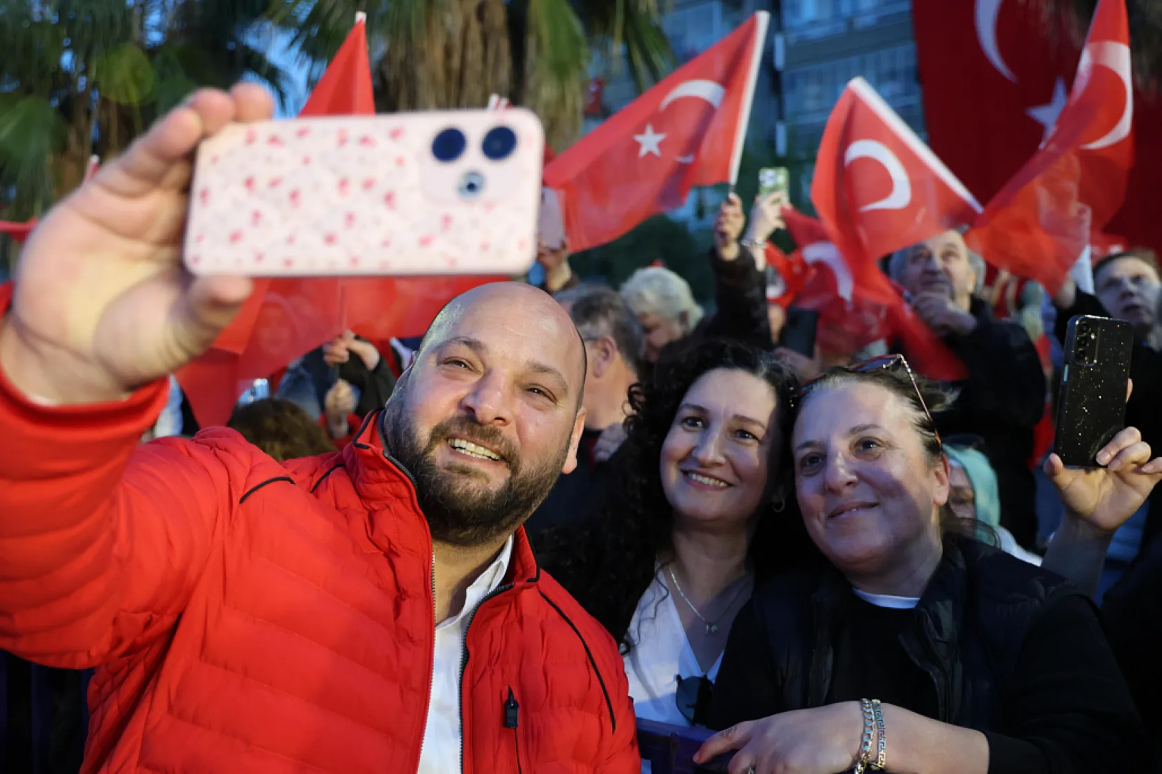 Atakum'da 19 Mayıs Coşkusu Sahile Taştı: Sokaklar Kırmızı-Beyaza Büründü!