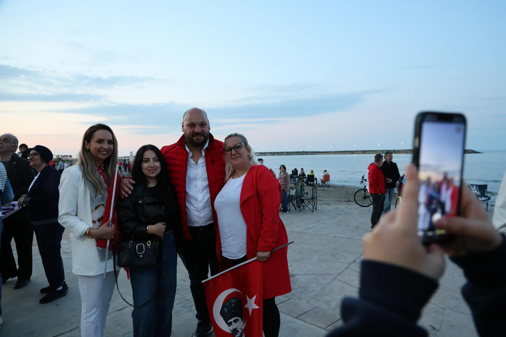 Atakum'da 19 Mayıs Coşkusu Sahile Taştı: Sokaklar Kırmızı-Beyaza Büründü!