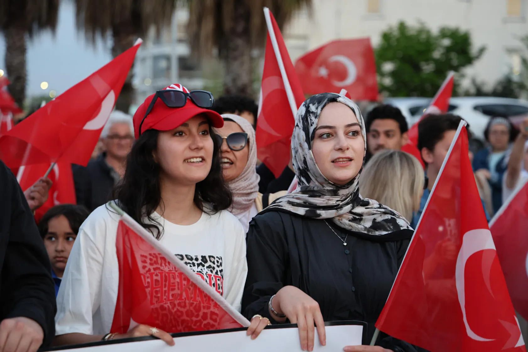 Atakum'da 19 Mayıs Coşkusu Sahile Taştı: Sokaklar Kırmızı-Beyaza Büründü!