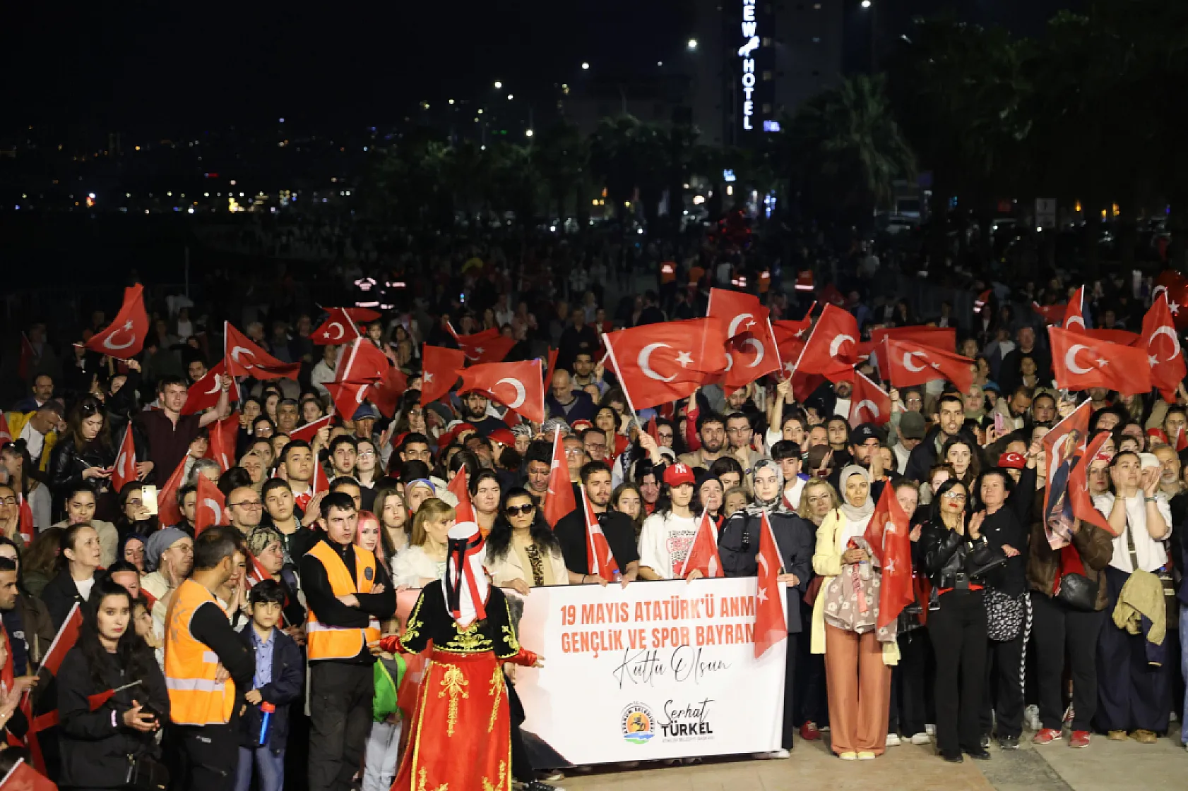 Atakum'da 19 Mayıs Coşkusu Sahile Taştı: Sokaklar Kırmızı-Beyaza Büründü!