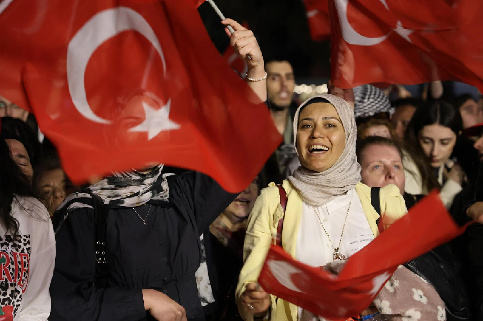 Atakum'da 19 Mayıs Coşkusu Sahile Taştı: Sokaklar Kırmızı-Beyaza Büründü!