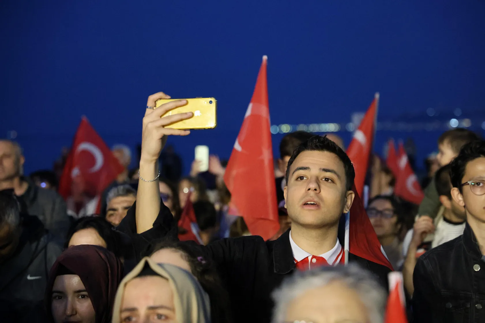 Atakum'da 19 Mayıs Coşkusu Sahile Taştı: Sokaklar Kırmızı-Beyaza Büründü!