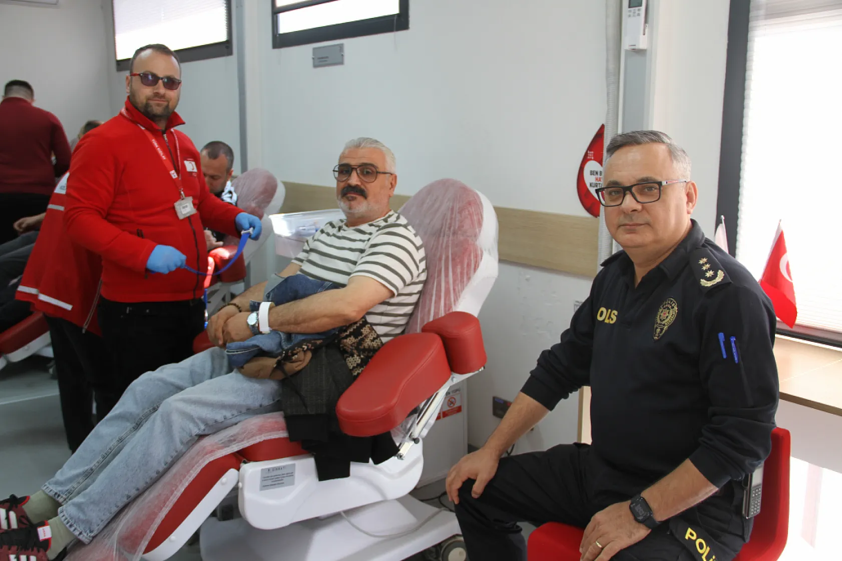 Polislerden Kızılay'a 'can' bağışı!