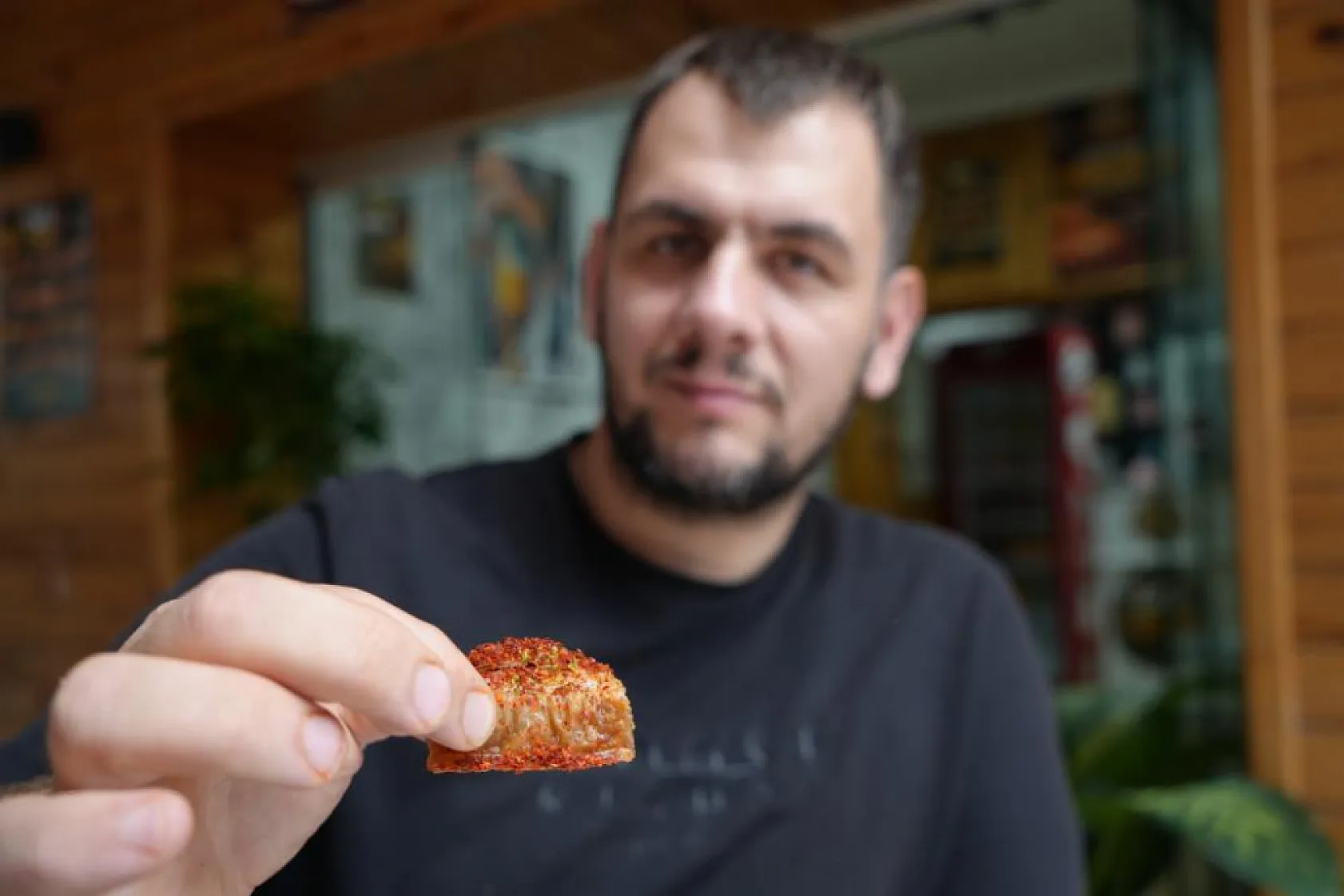 Acısız yaşayamıyor: Çayına bile pul biber atıyor