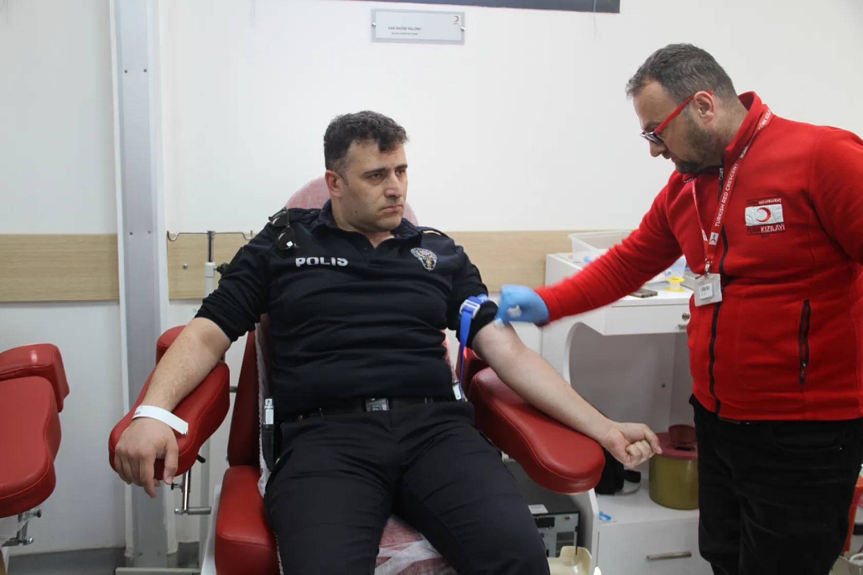Polislerden Kızılay'a 'can' bağışı!