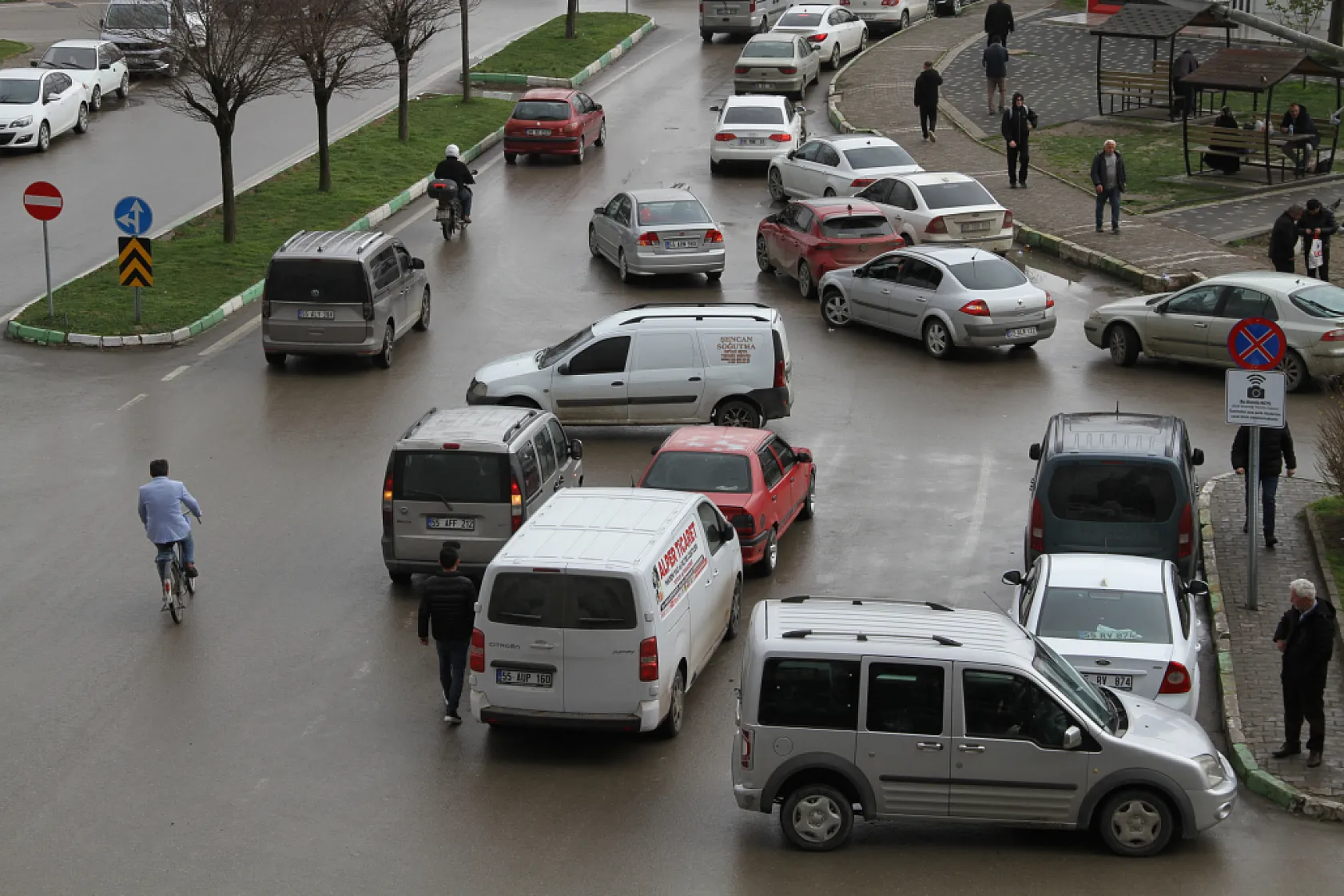 Bayram bitti: Çarşamba'da yoğunluk bitmedi!