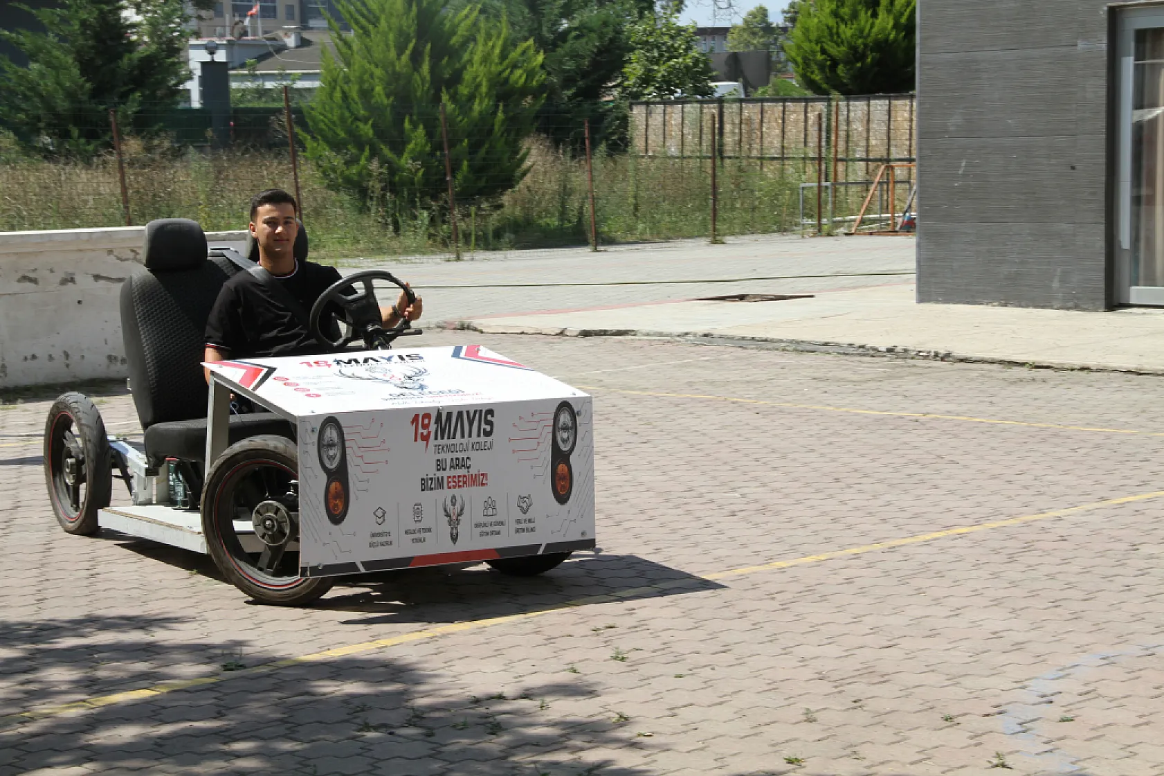 Samsun Çarşamba'da öğrenciler hurda malzemelerden elektrikli araç üretti