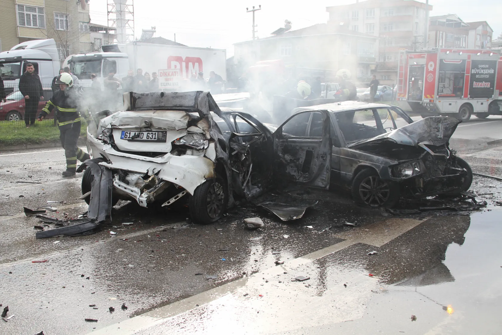 Çarşamba'da 6 araçlı zincirleme kaza: 3 araç yandı, 4 yaralı